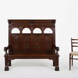Banc à dossier haut en chêne sculpté de style gothique, France XVIIIe siècle