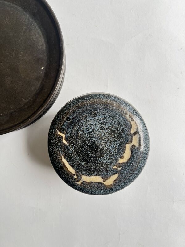 Boite céramique émaillée bleu profond, signéeAbbaye Font Gombault, France