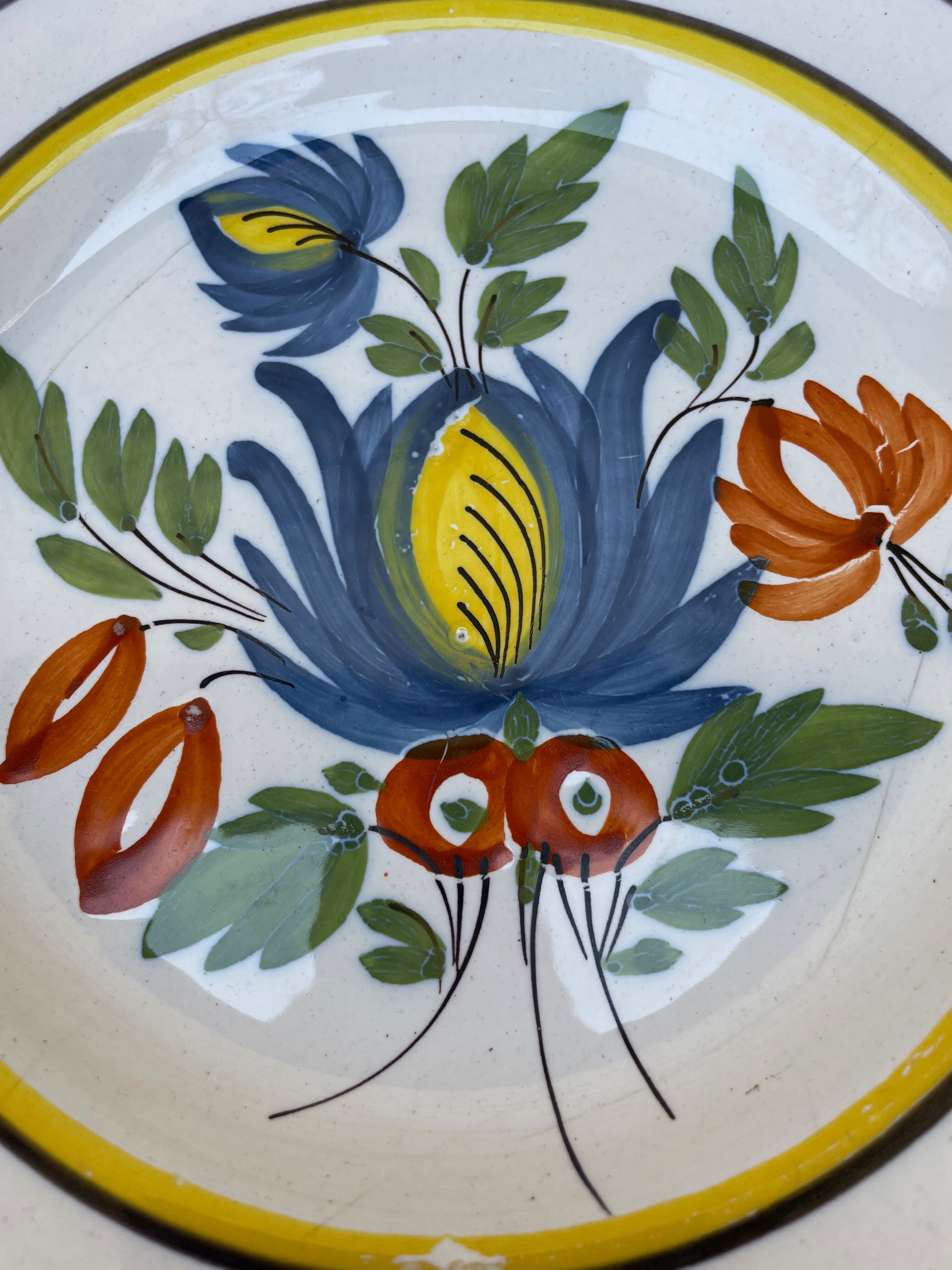 Set of 2 plates with floral pattern