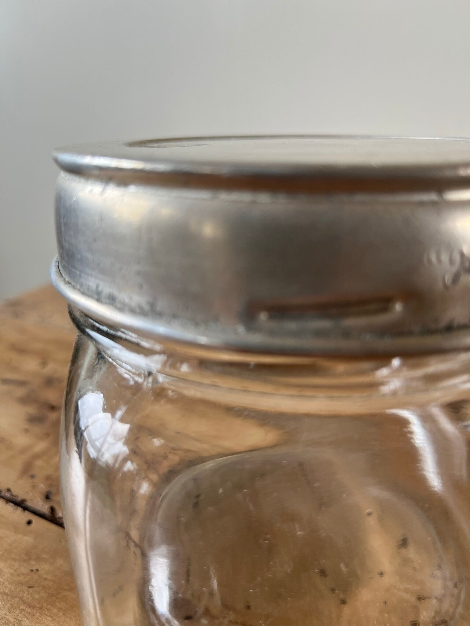 Set of 2 antique jars with aluminum lids