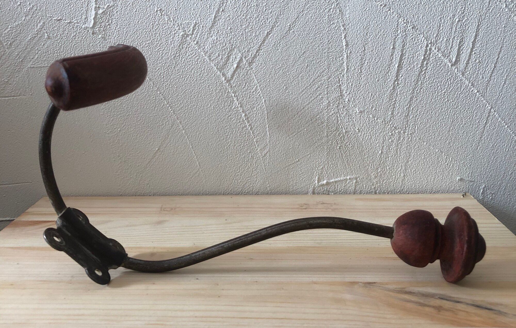 Vintage patère in red wood and metal bistro style