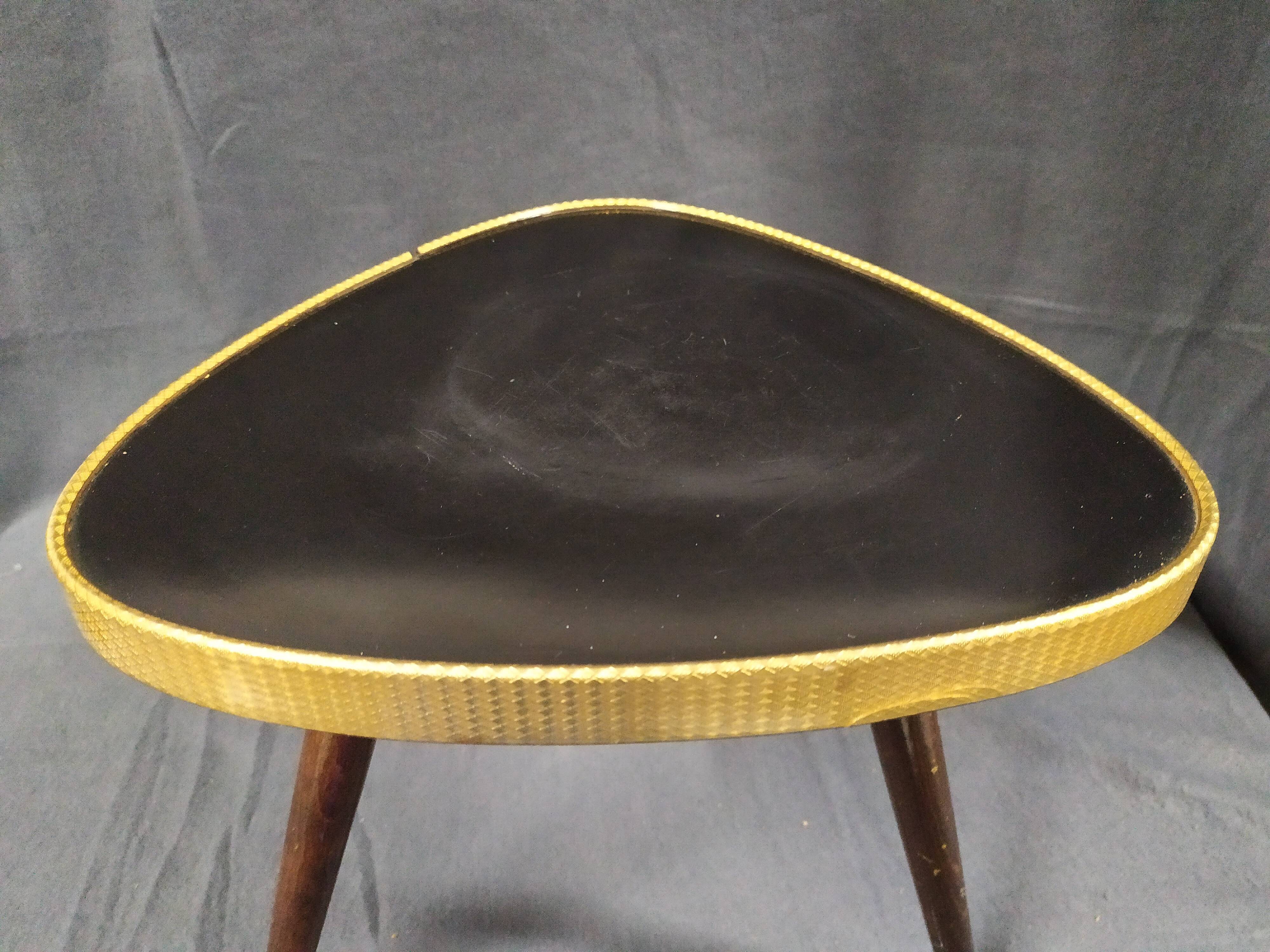 Tripode en formica repose plante