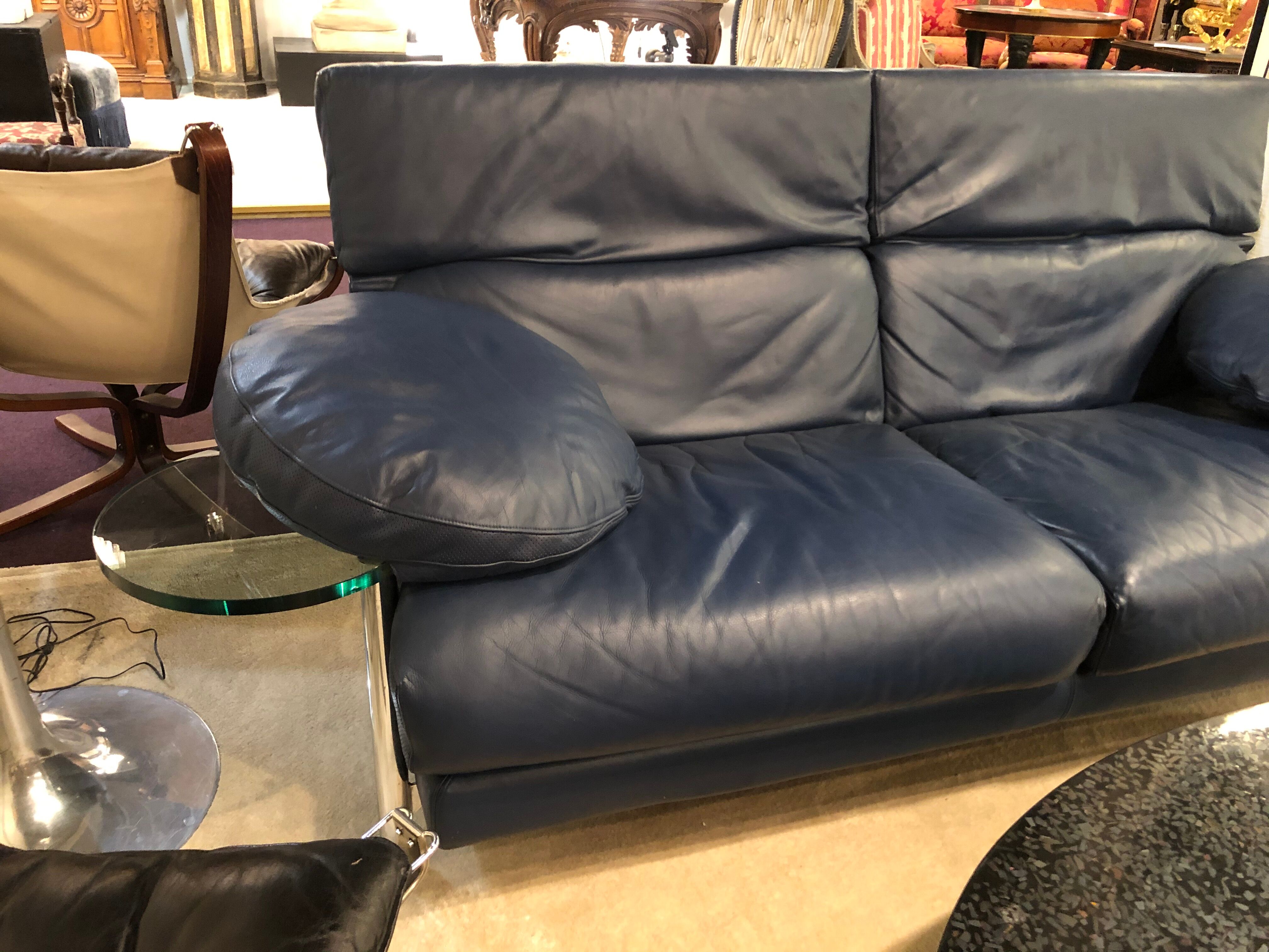 Paolo Piva's Italian leather sofa with rotating round glass shelves, 1980
