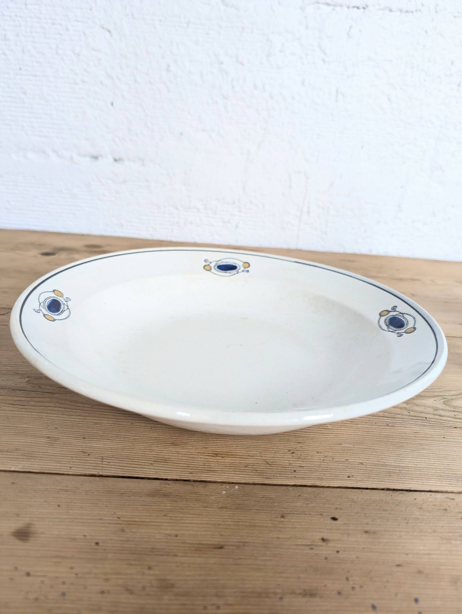 Shallow round plate Somain pottery – Java decoration