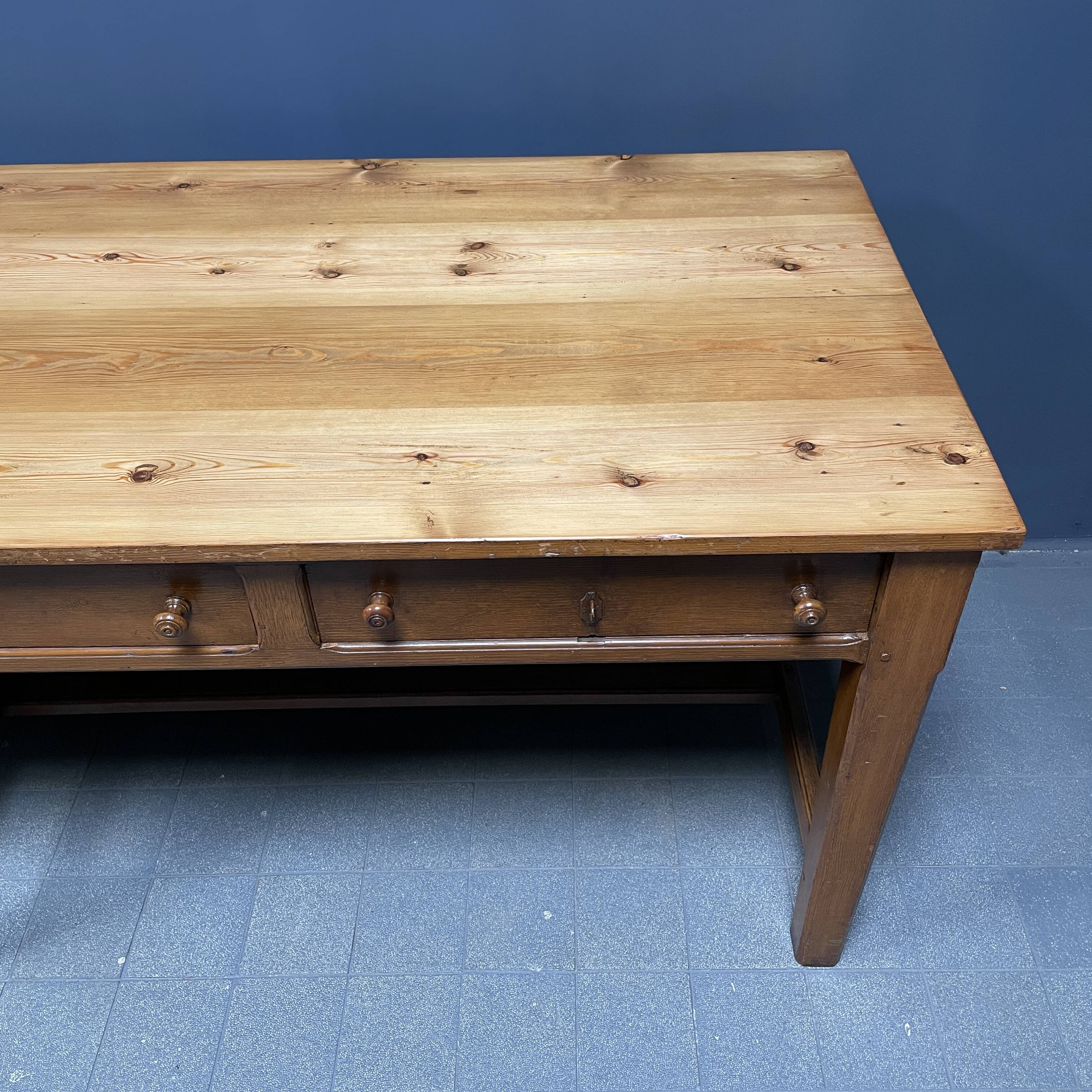 Grande table à draperie en bois antique