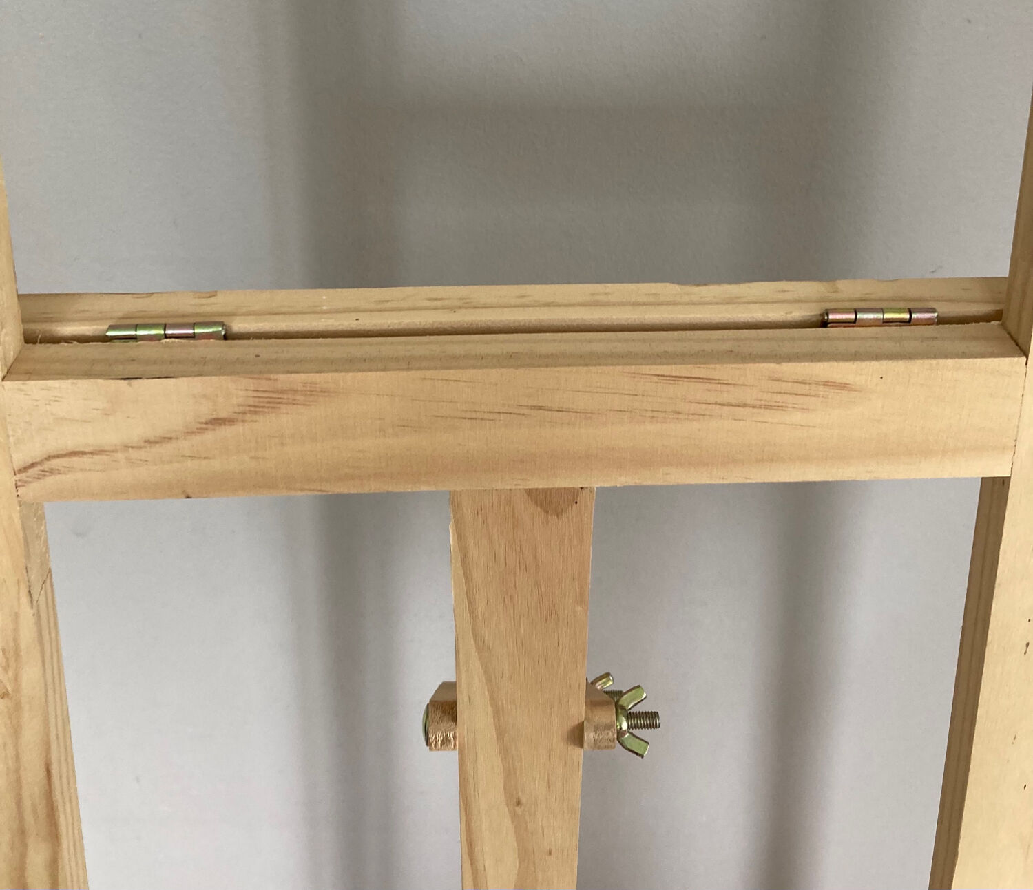 Adjustable painter's easel condition nine twentieth era