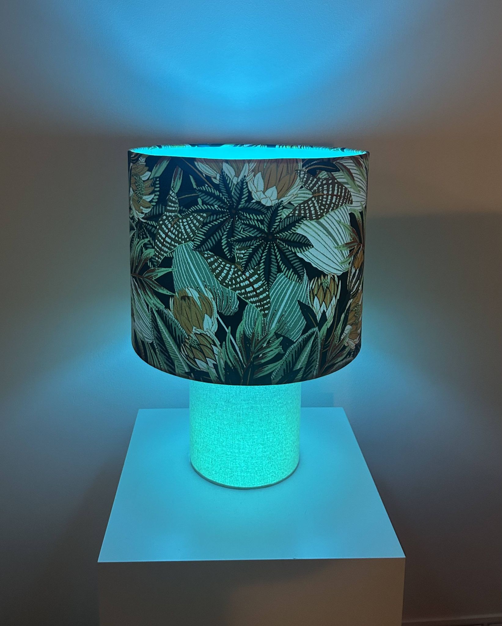 Roomlight studio: modell layer modulares leuchtenkonzept aus zwei zylindern