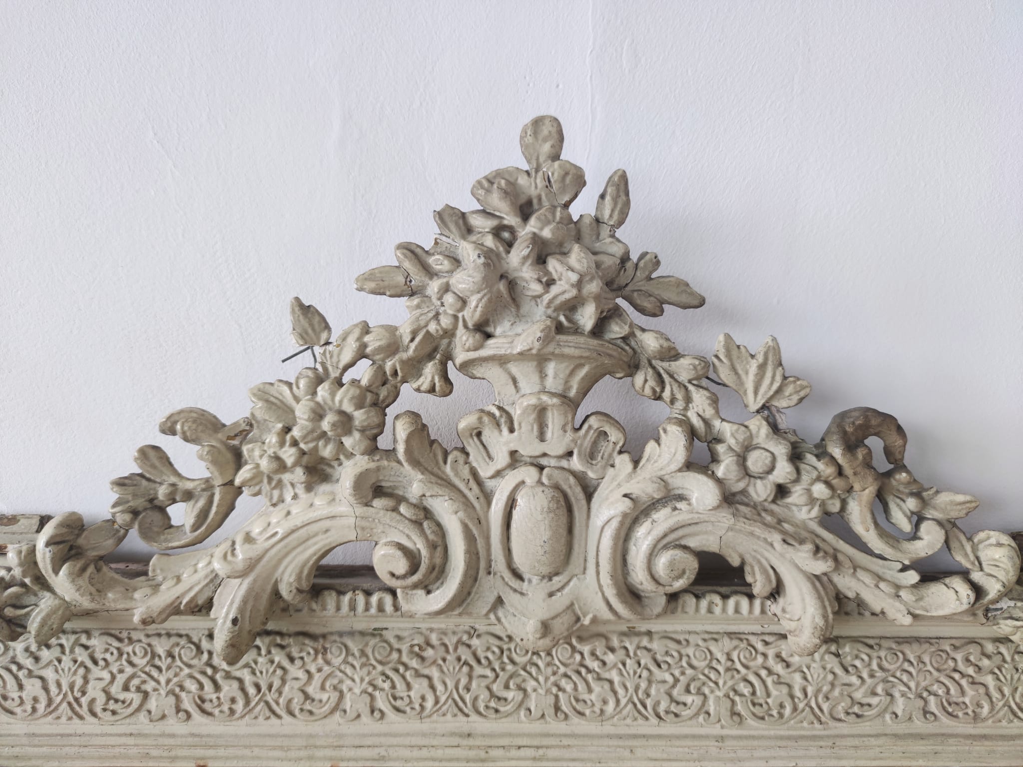 Rectangular mirror in light green lacquered wood with pediment H:1m39