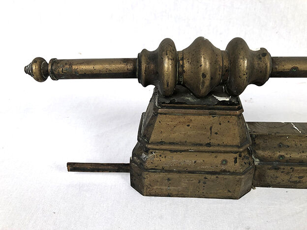 Lot of a pair of chenets and front of gilded bronze fireplace, nineteenth