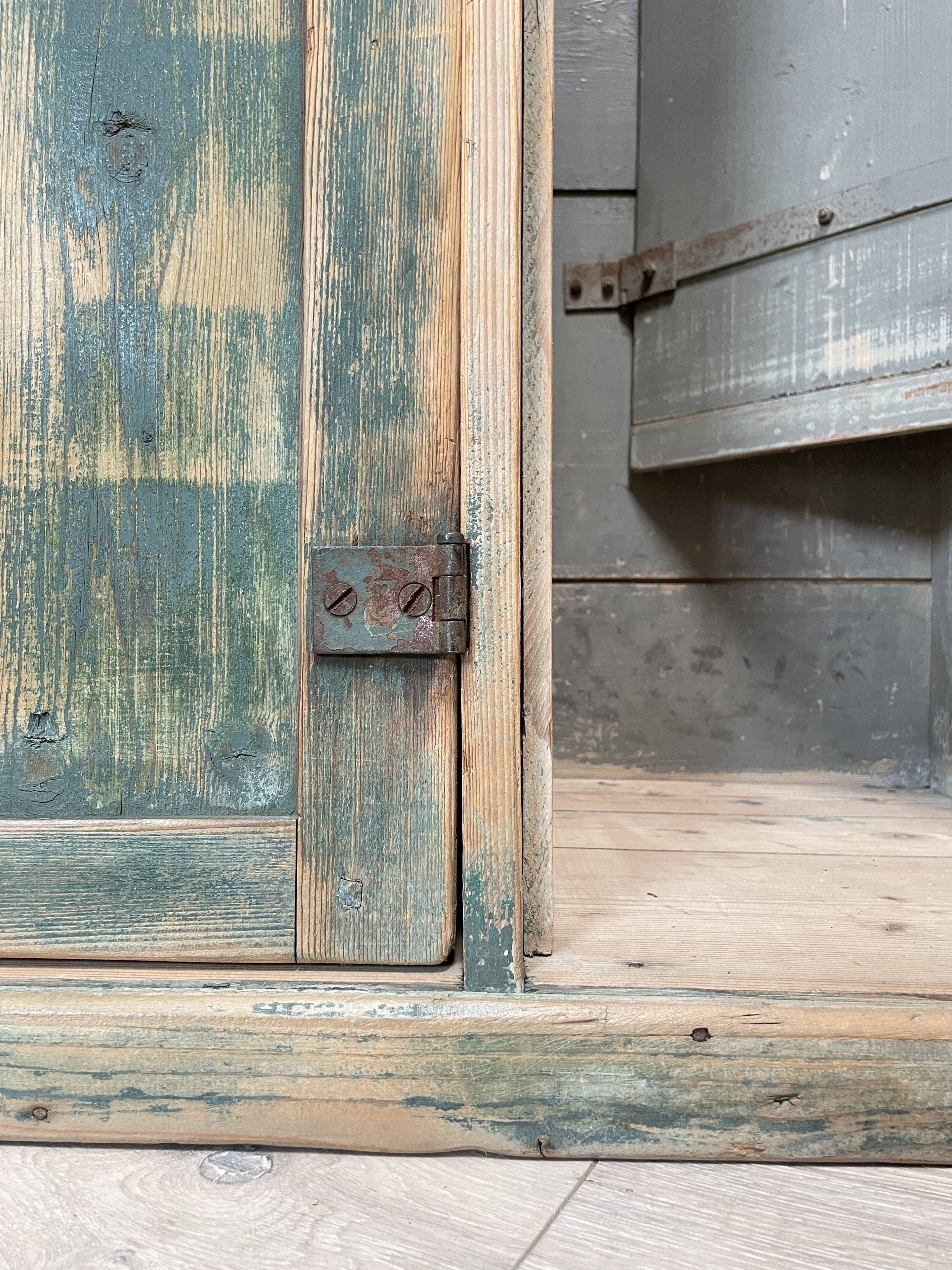 5-door cloakroom in patinated wood