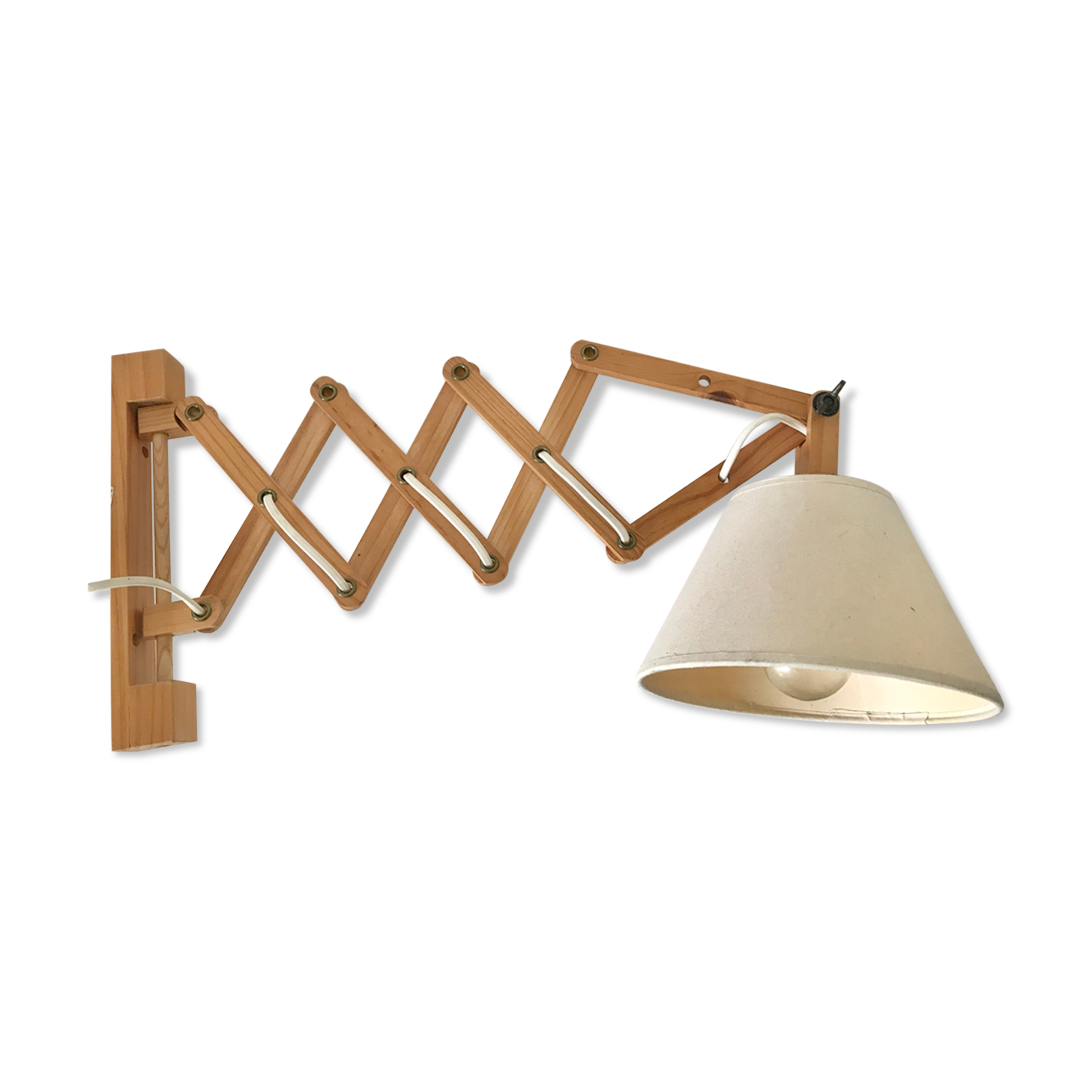 Extendable wooden-orientable wall lamp