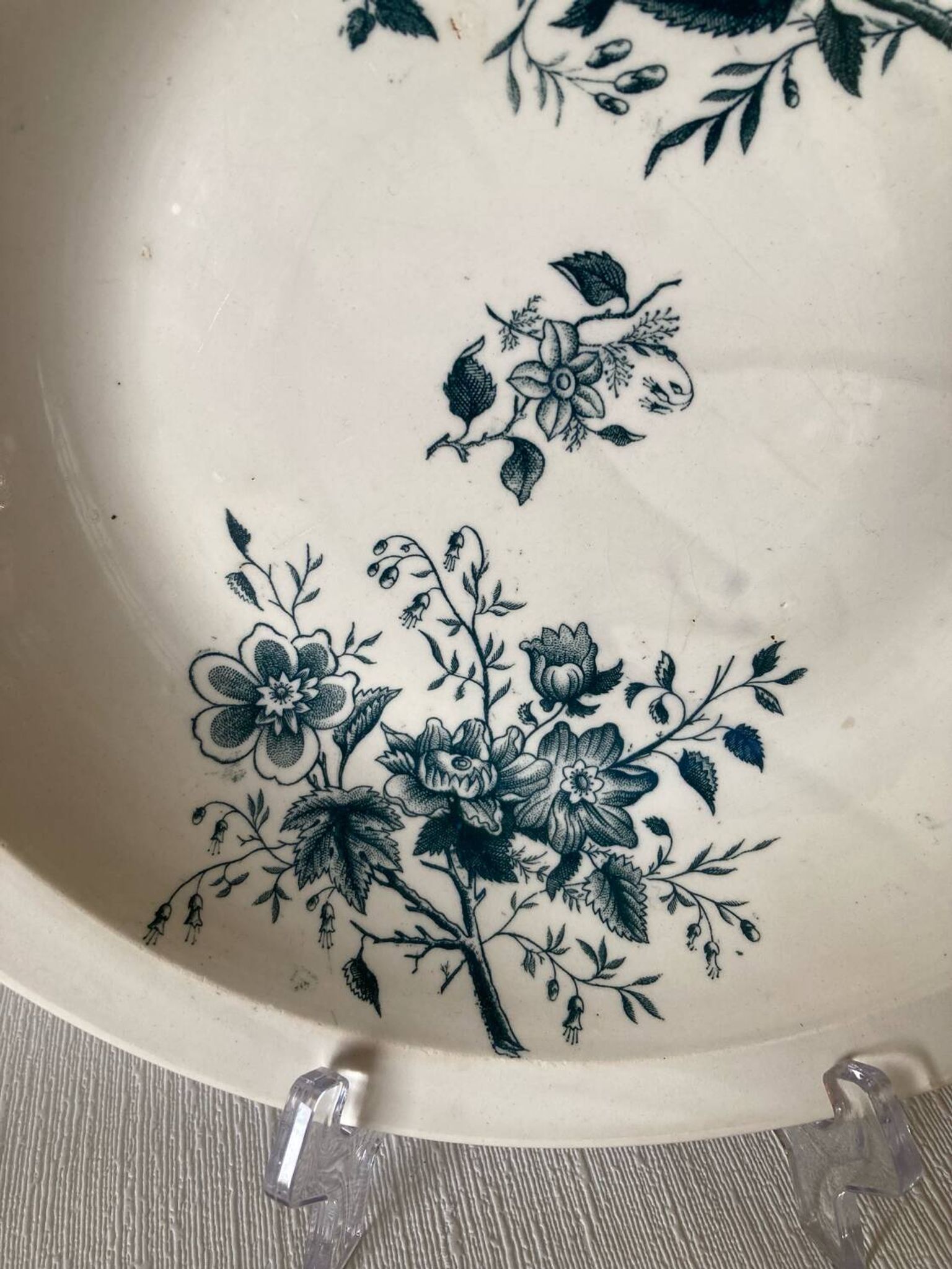 Plat Terre de feu de Grigny motif floral XIX - XXème