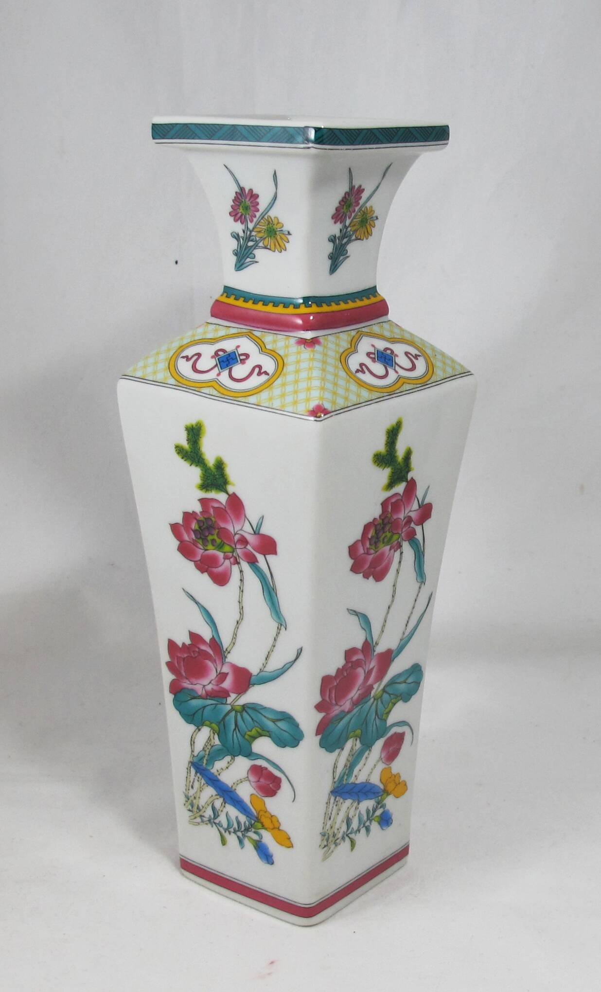 small famille rose vase in Chinese porcelain China