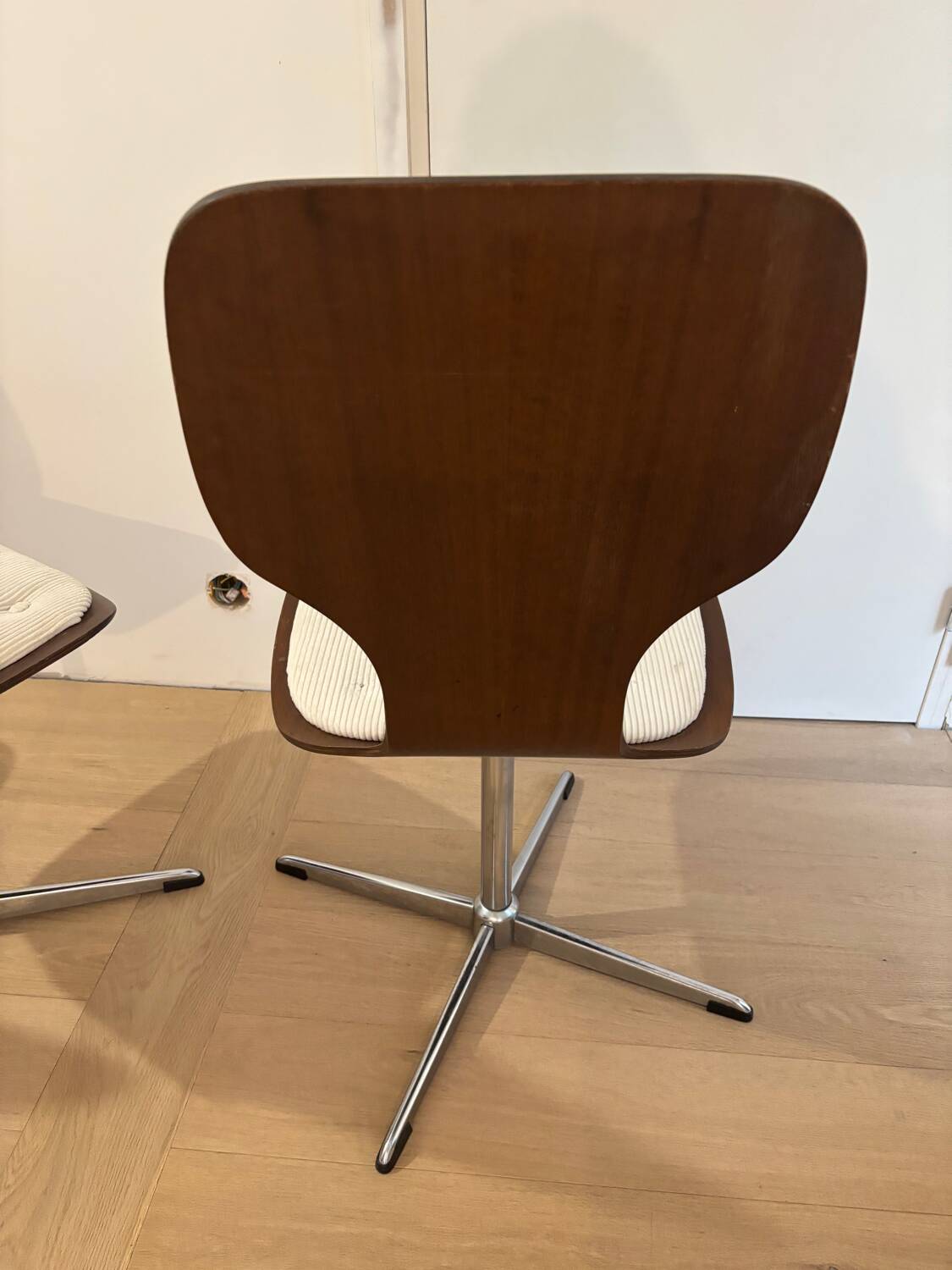 Lot of 4 vintage swivel chairs in the style of Arne Jacobsen.