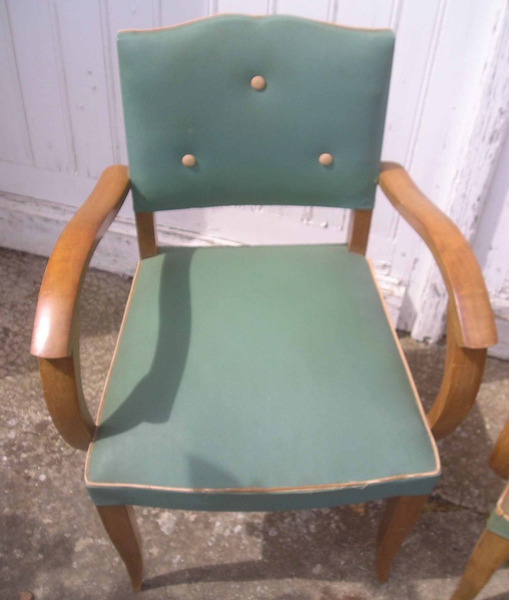 Paire de fauteuils bridge en skaï vert 1960