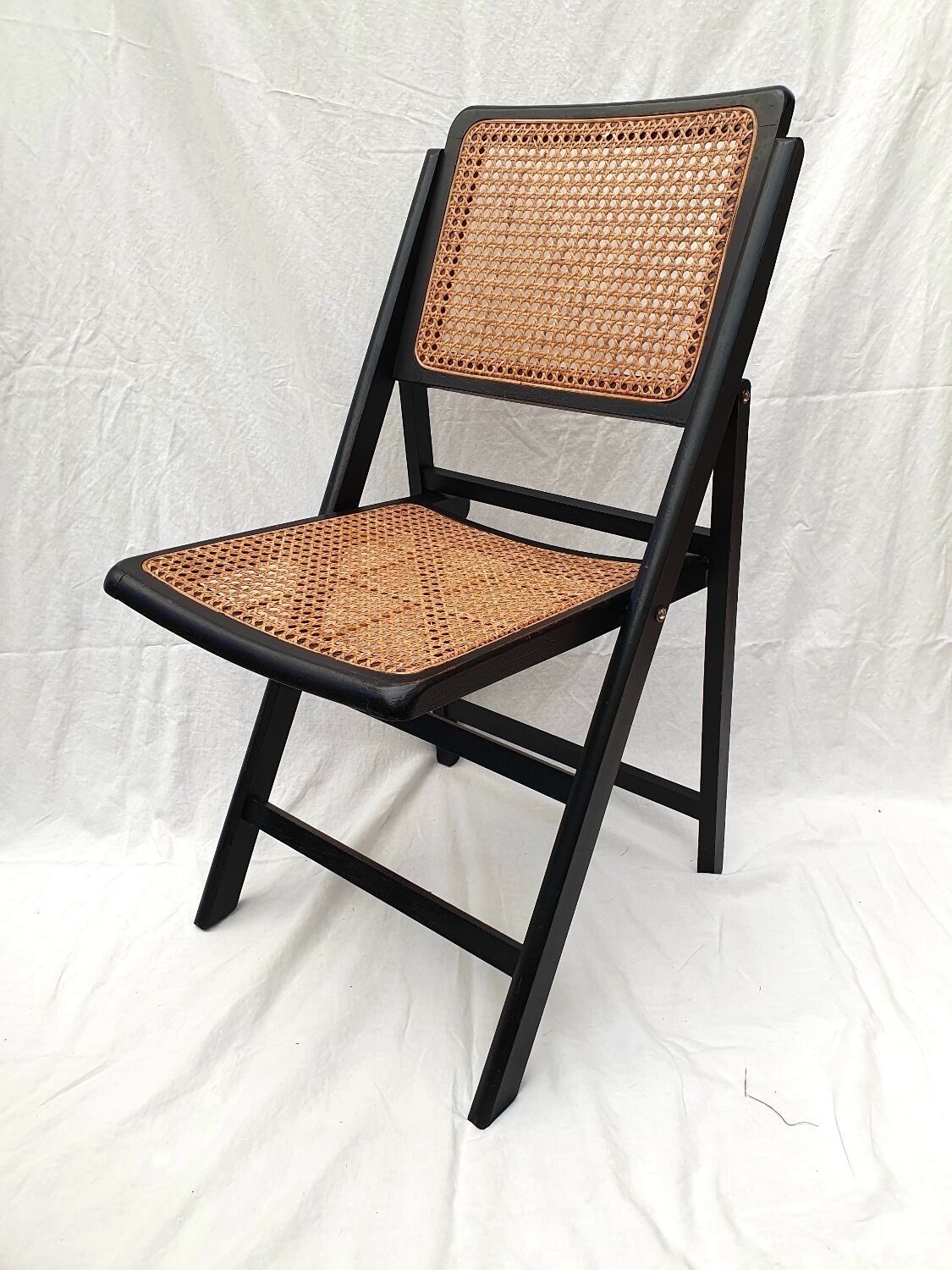 Chaise pliante en bois et cannage