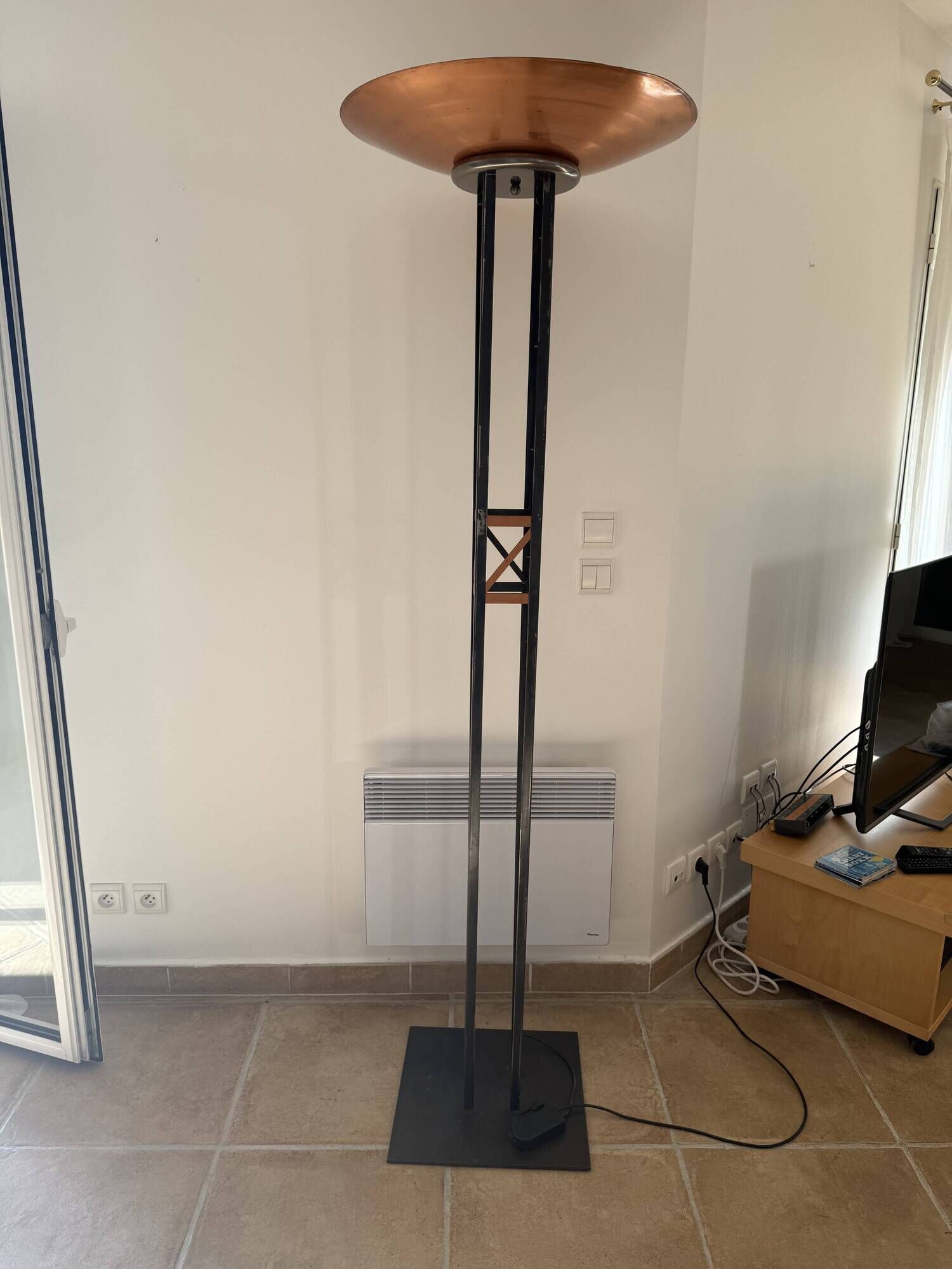 Lampadaire halogène vintage Elleluce – vasque cuivre & structure acier