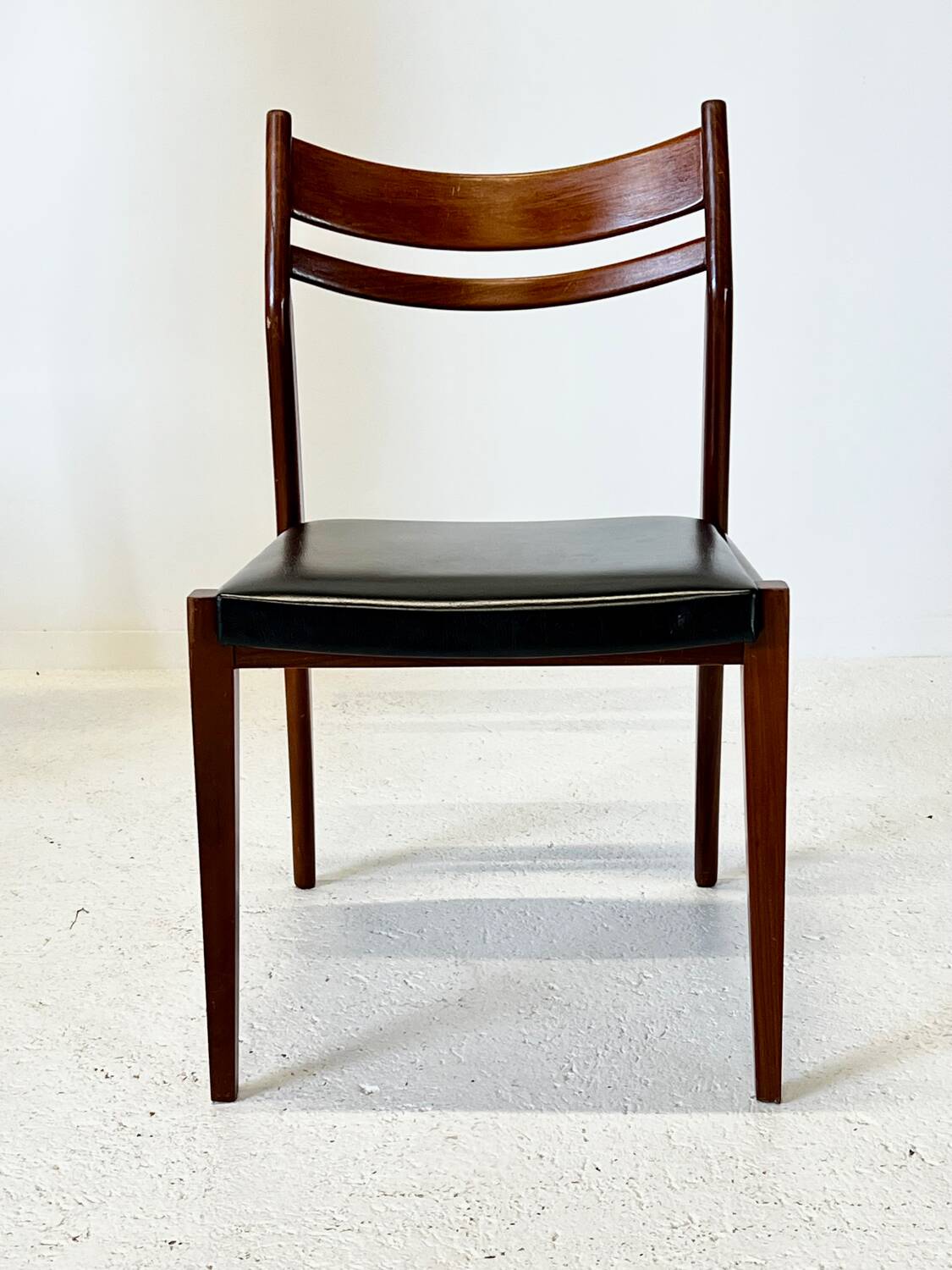4 chaises scandinaves