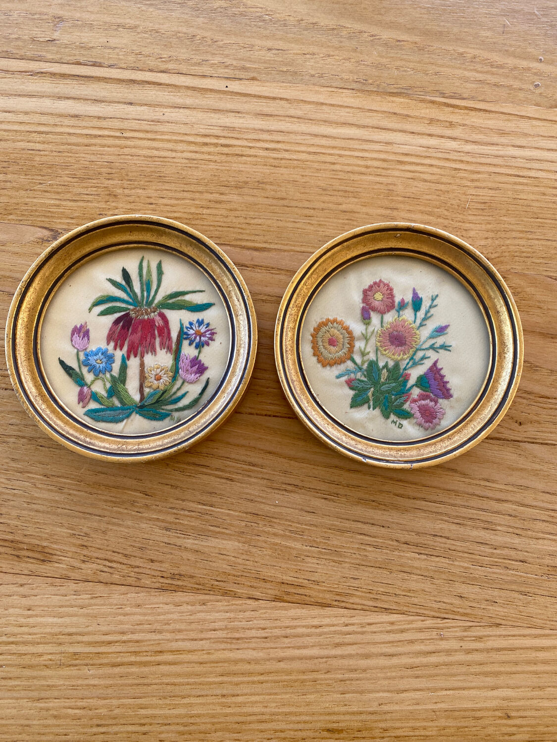 2 medallions embroidery of flowers