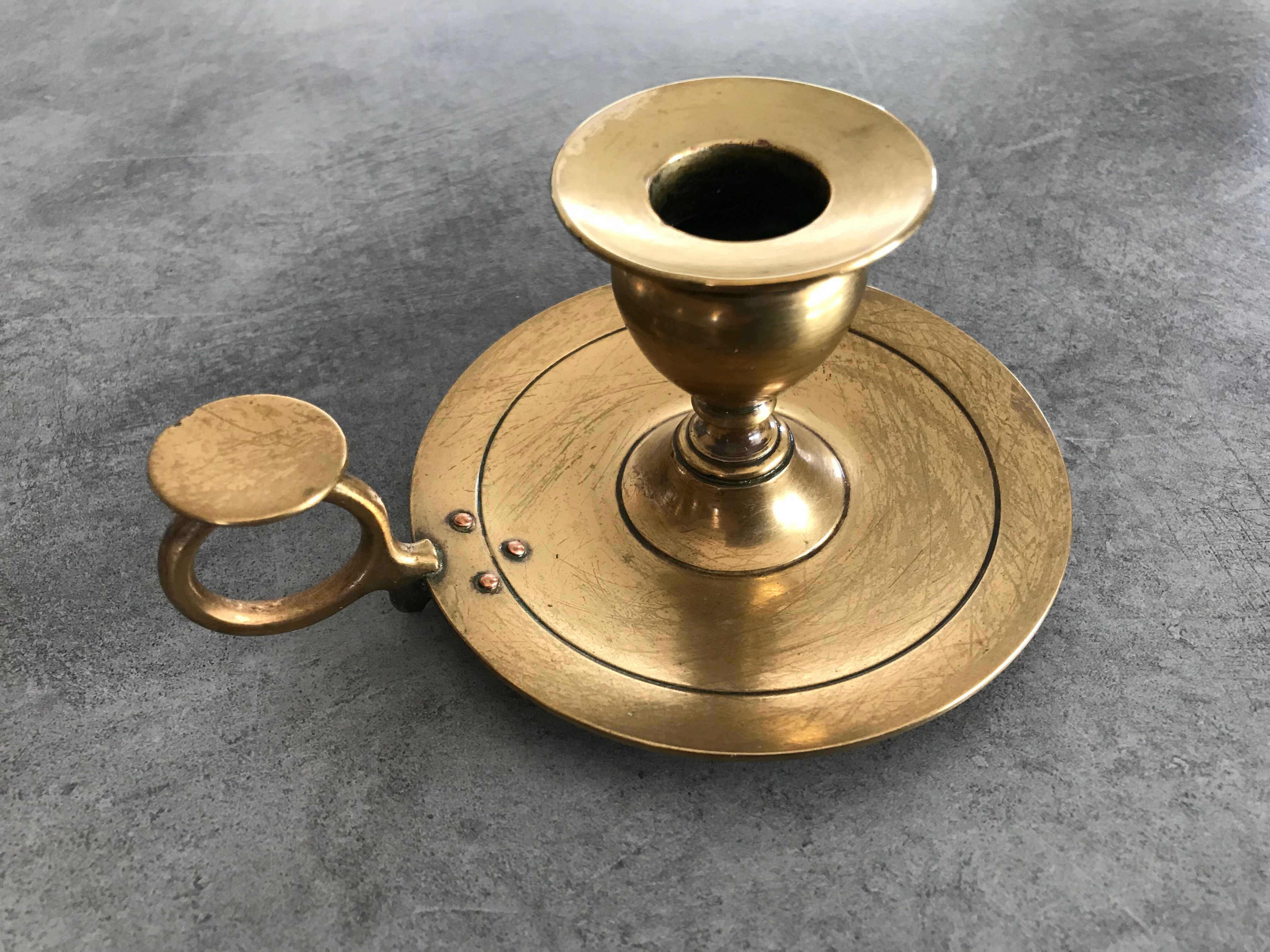Hand candlestick in massive brasse