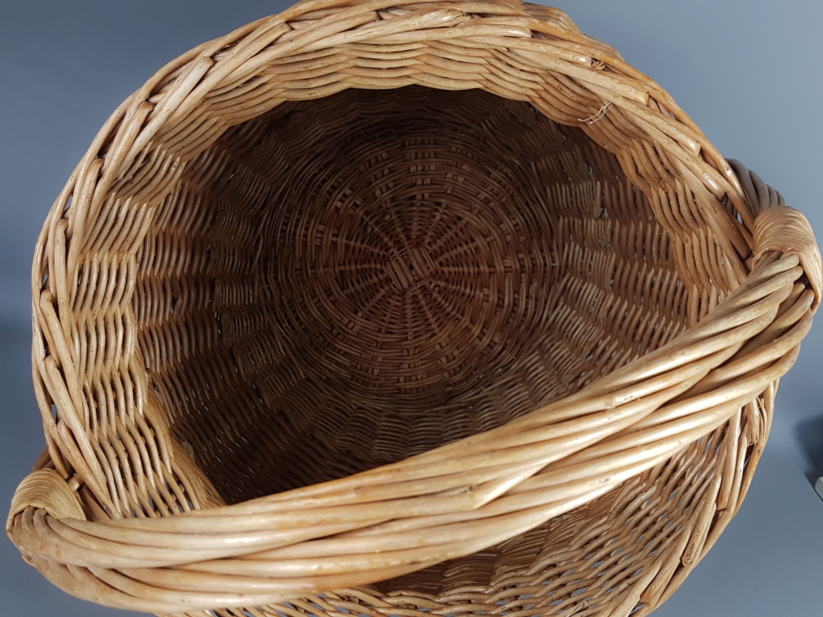 Large basket or basket in vintage rattan 60/70s. Very nice clean state.