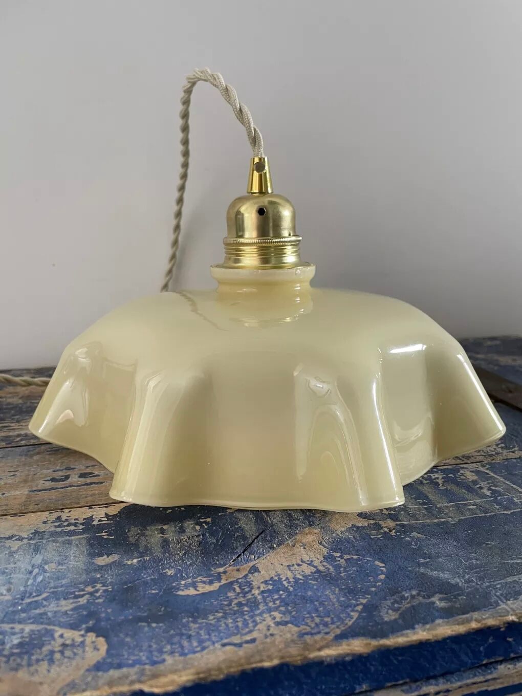 Beige opaline suspension