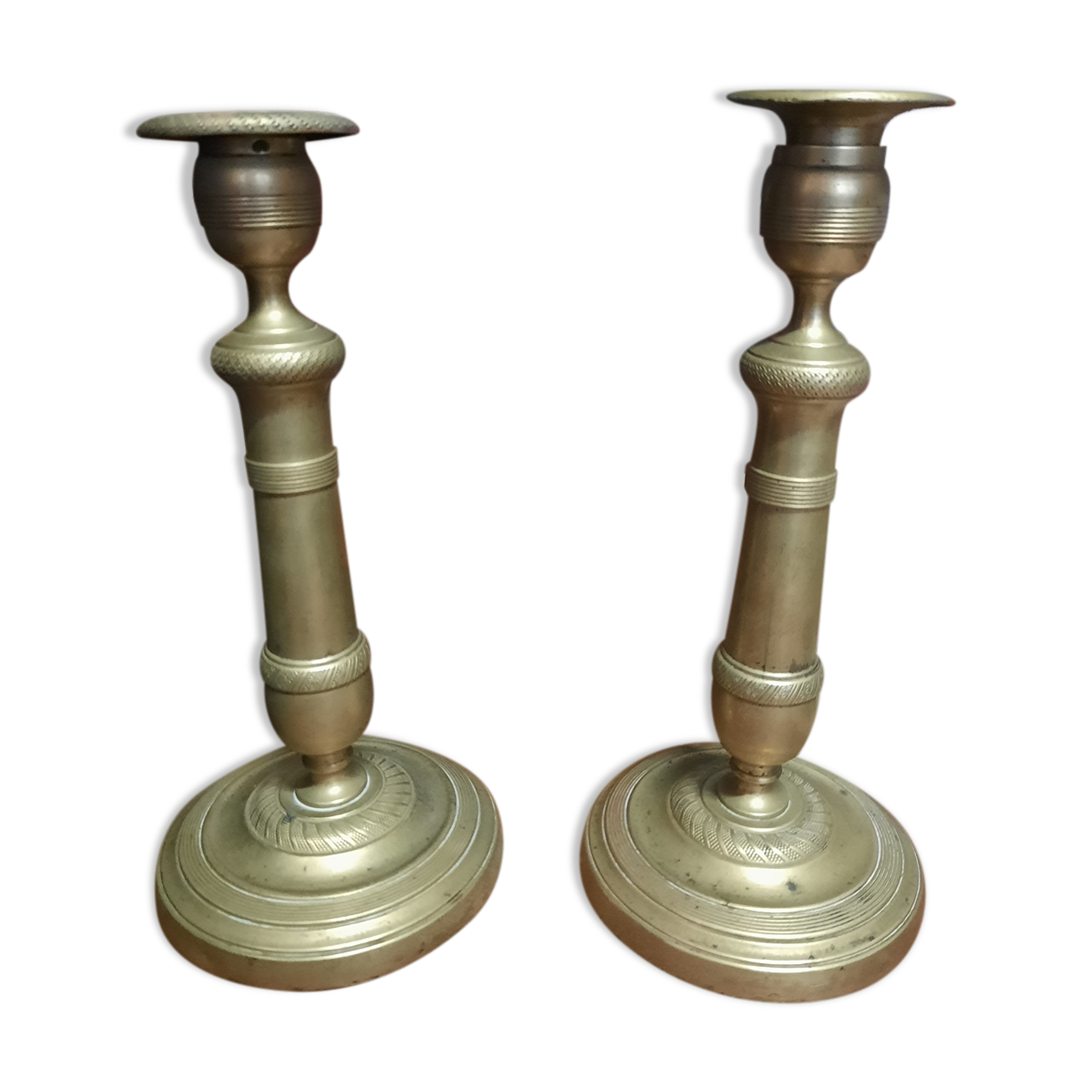 Paire de bougeoirs dorés