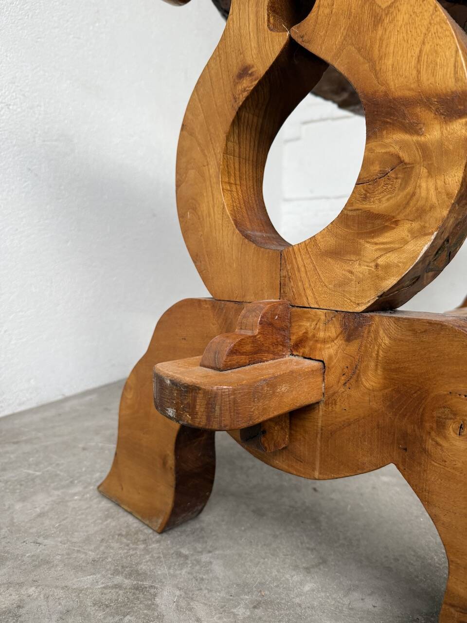 Table artisanale en orme massif, art populaire