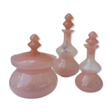 Flacons anciens en opaline rose poudré
