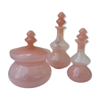 Flacons anciens en opaline rose poudré