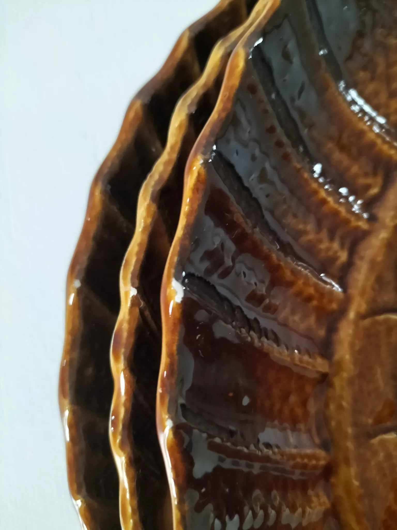 6 antique fish barbotine plates – Saint-Clément