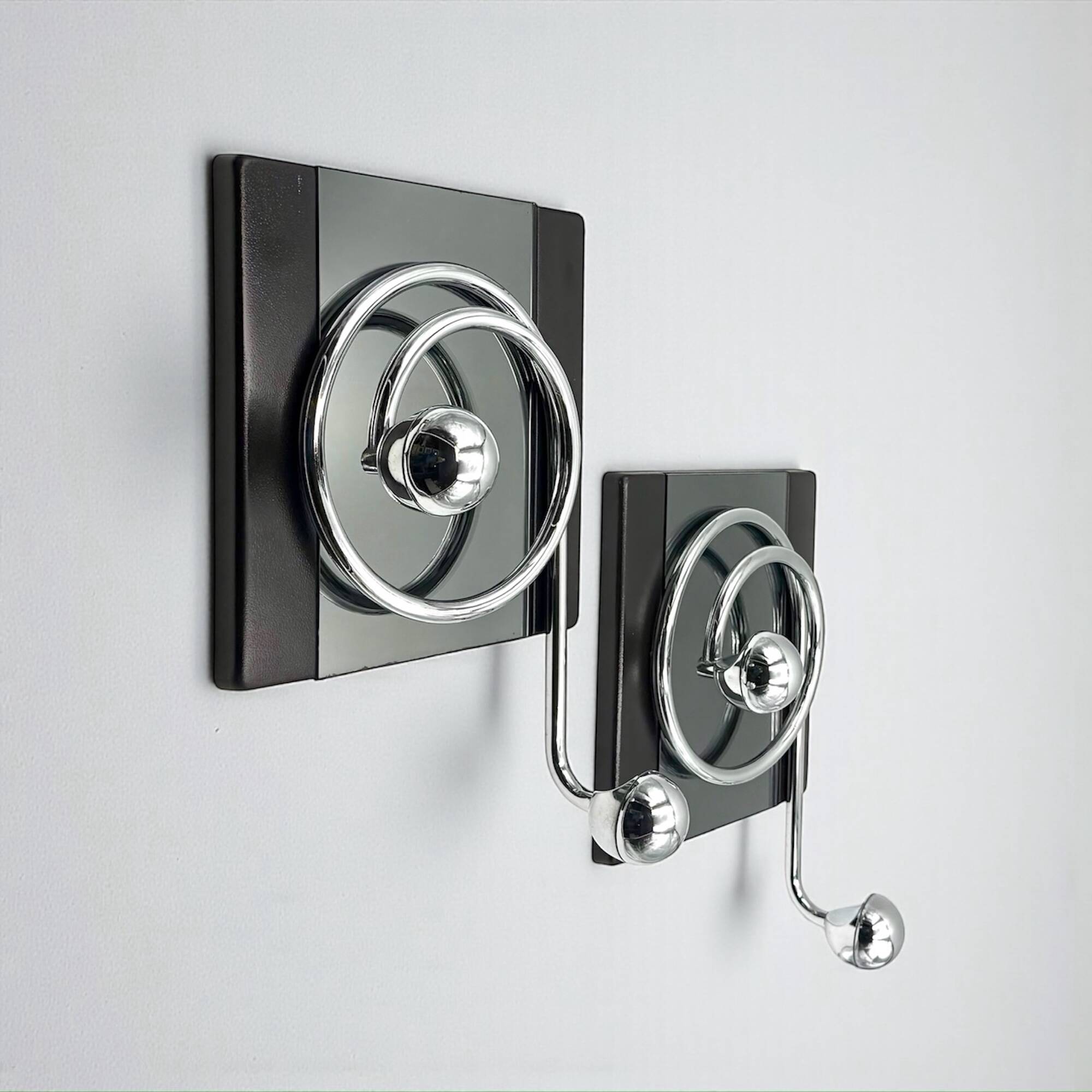 Paire de patères Space Age italiennes avec miroir Goffredo Reggiani des années.