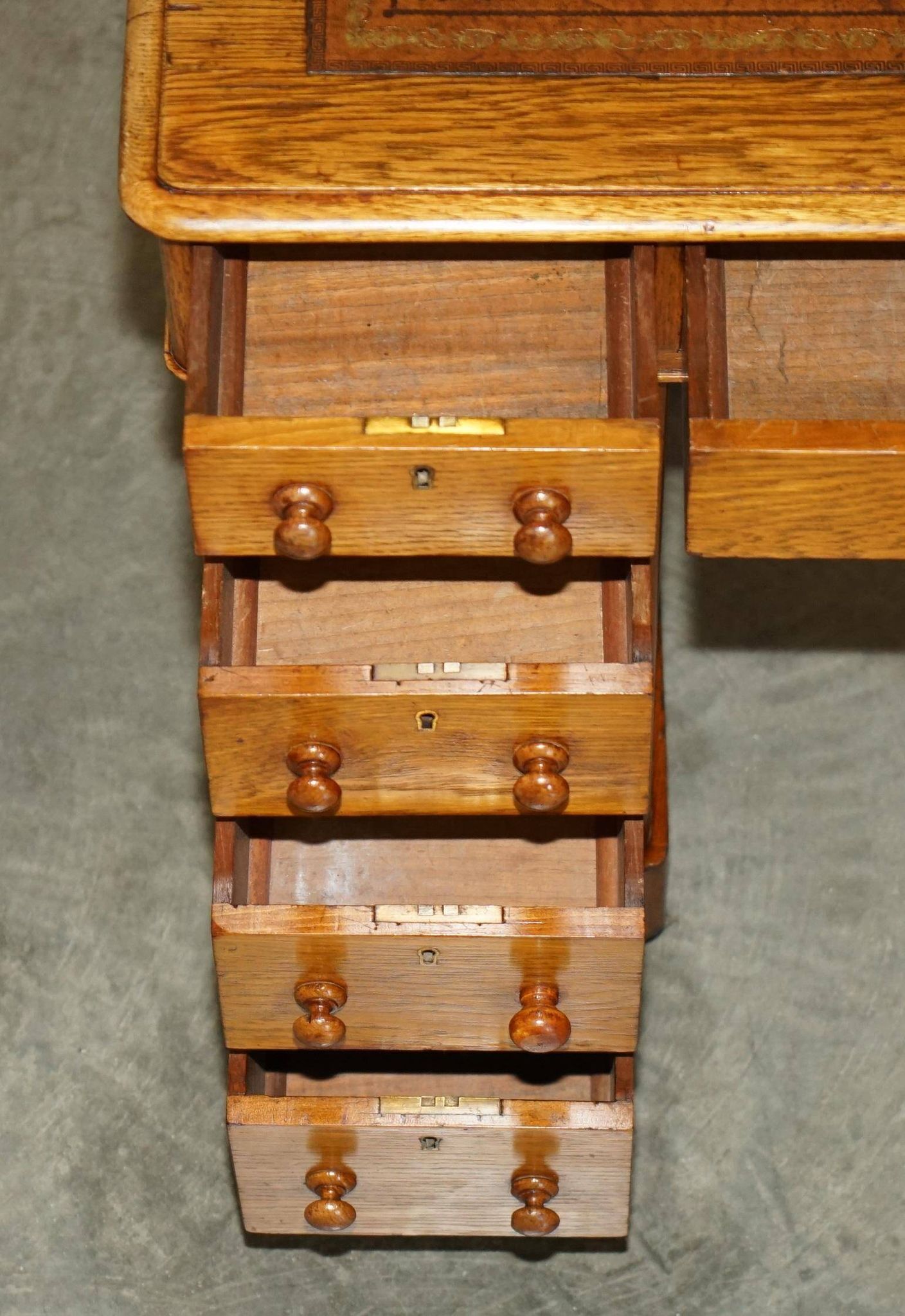 Bureau victorien en chêne miel avec cuir teint à la main