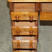 Bureau victorien en chêne miel avec cuir teint à la main