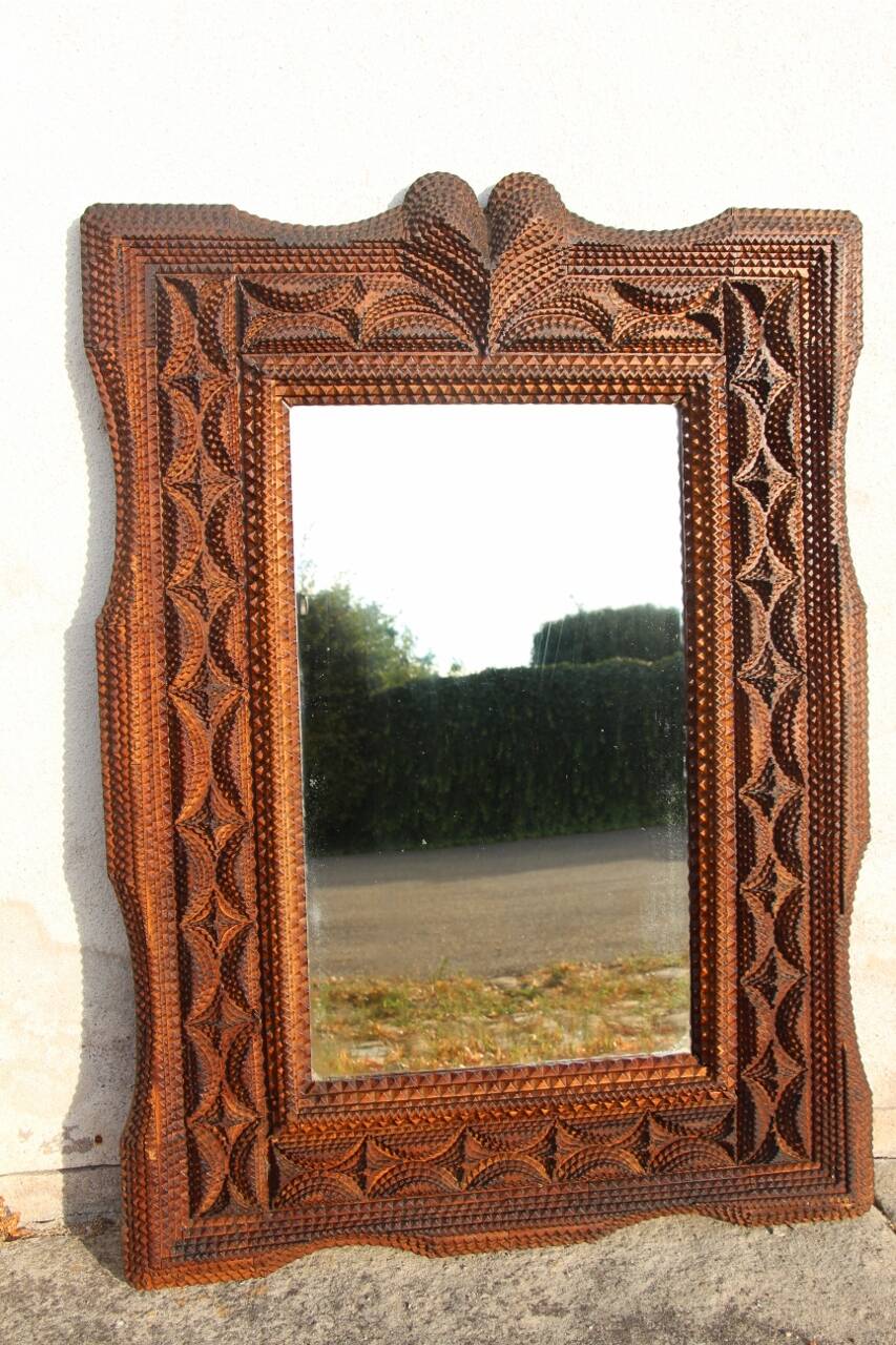 Tramp Art mirror from the 19th century in hand-carved wood.
