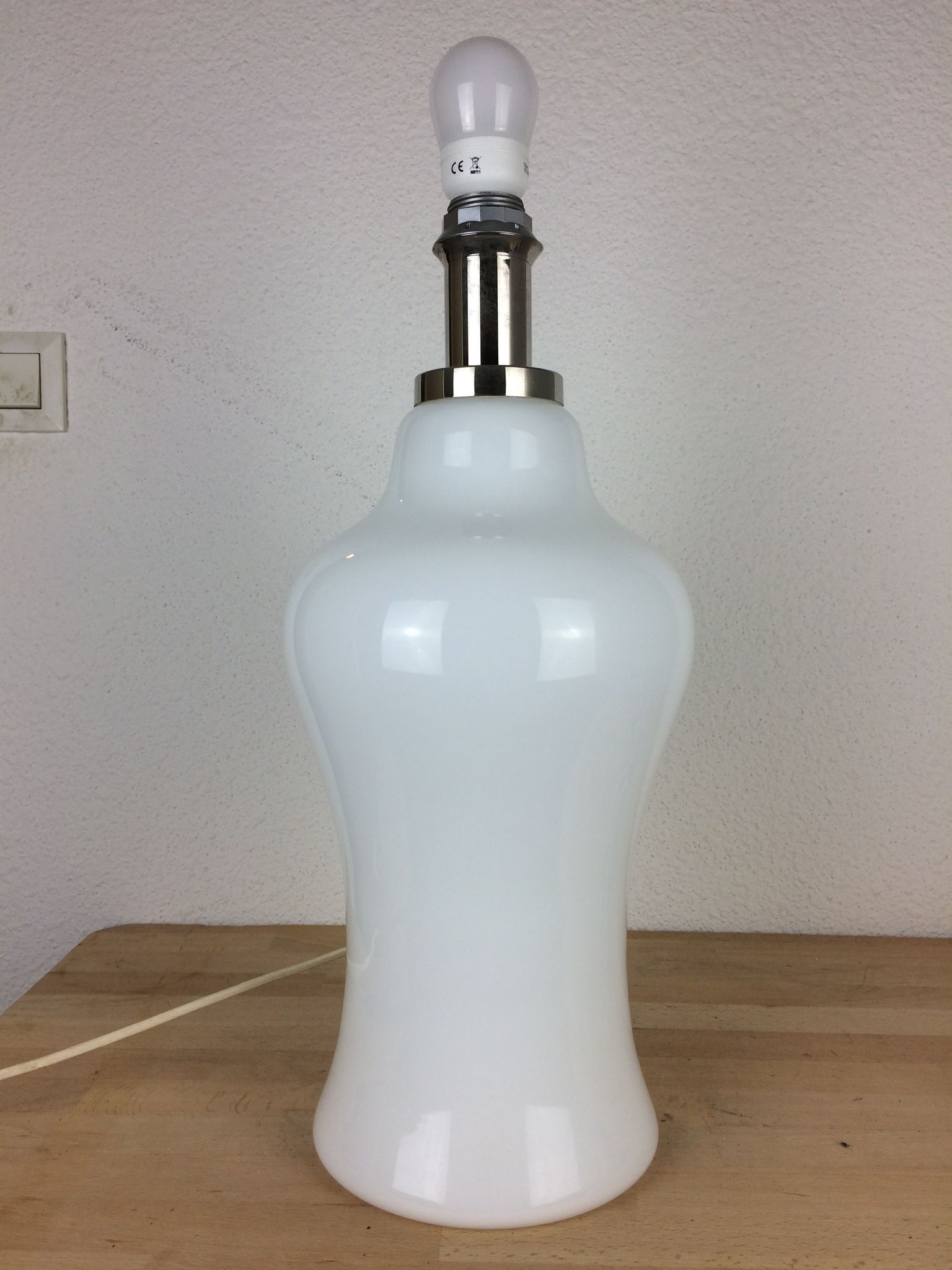 Lampe à poser opaline années 70 space age pied balustre