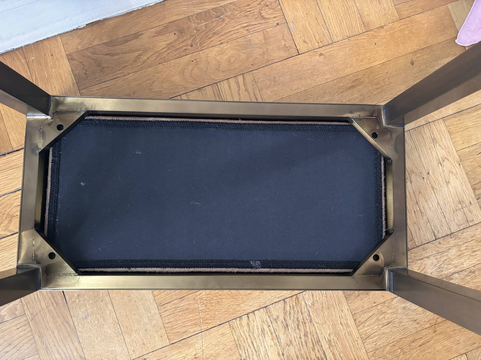 Gong est un tabouret avec des finitions soignées, qui provient du traitement de