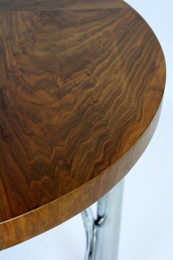 Table ronde restaurée du Bauhaus en noyer par Robert Slezak, années 1930
