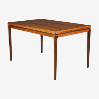 Scandinavian extendable table