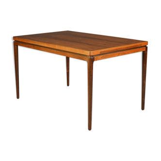 Scandinavian extendable table