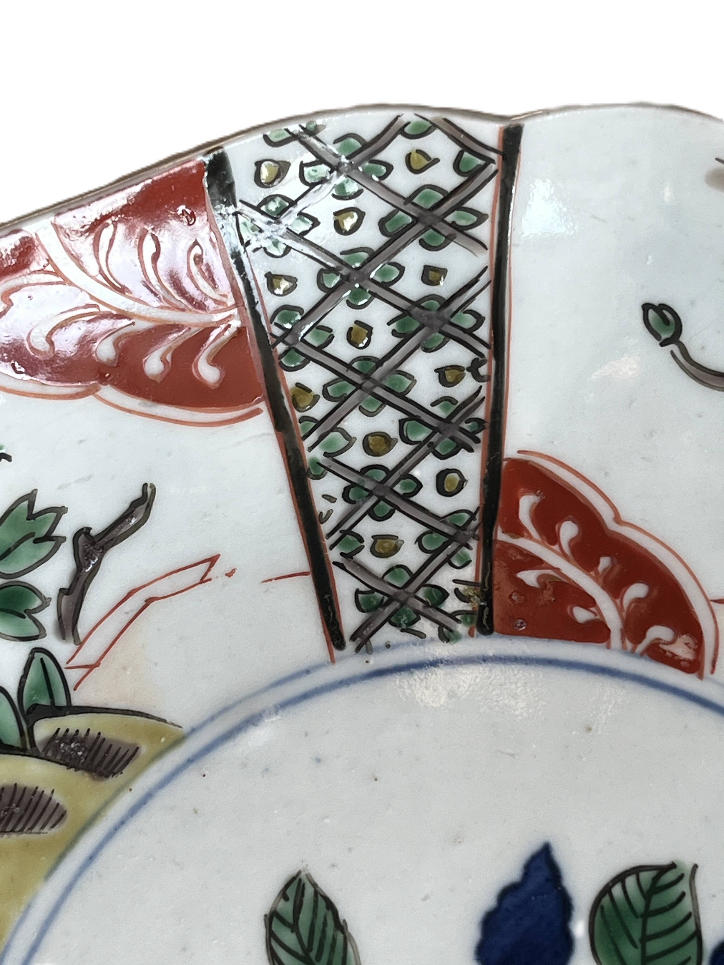 Japon, paire assiettes polylobées porcelaine polychrome XIXème