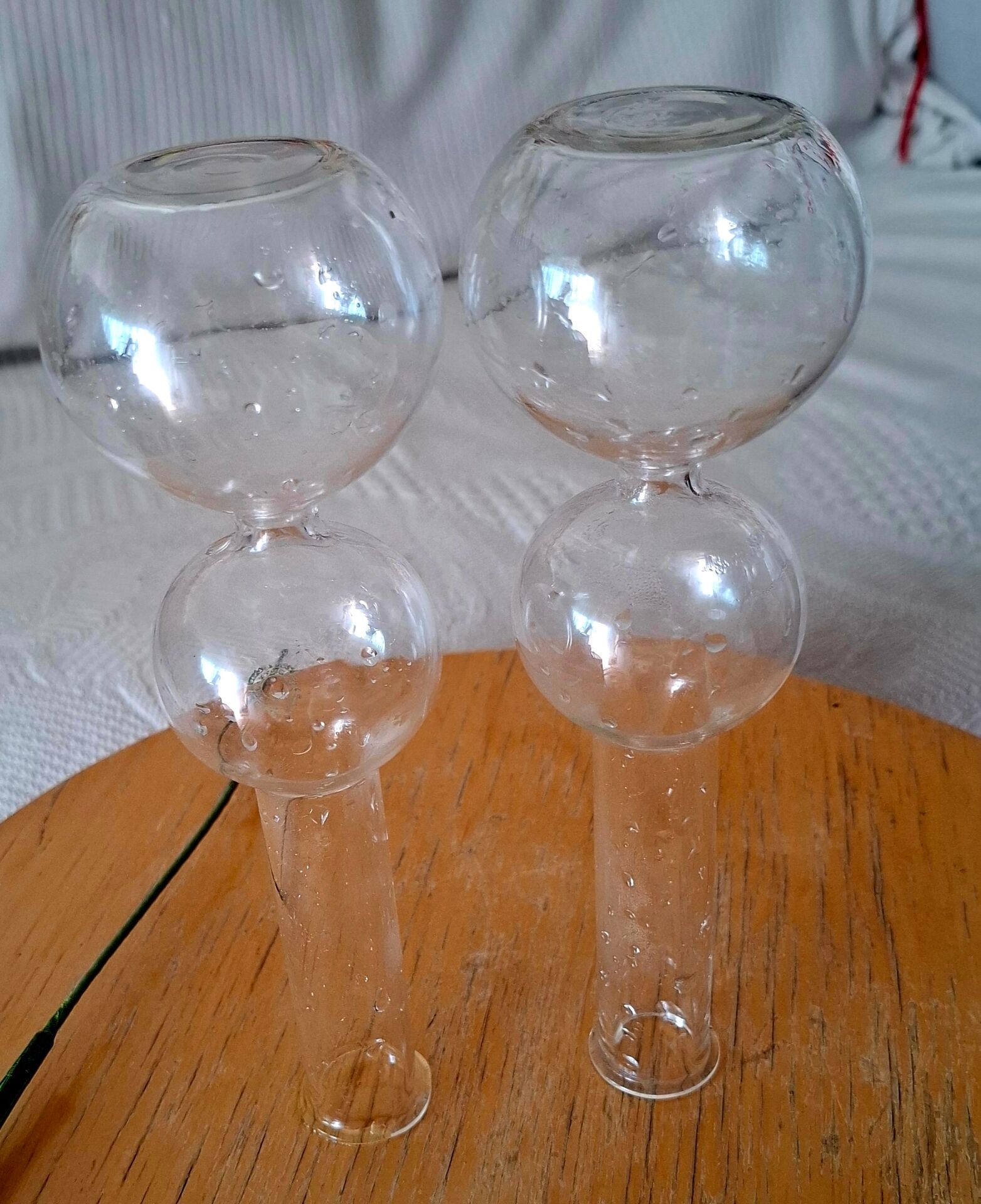 Single-stem vases made of flasks