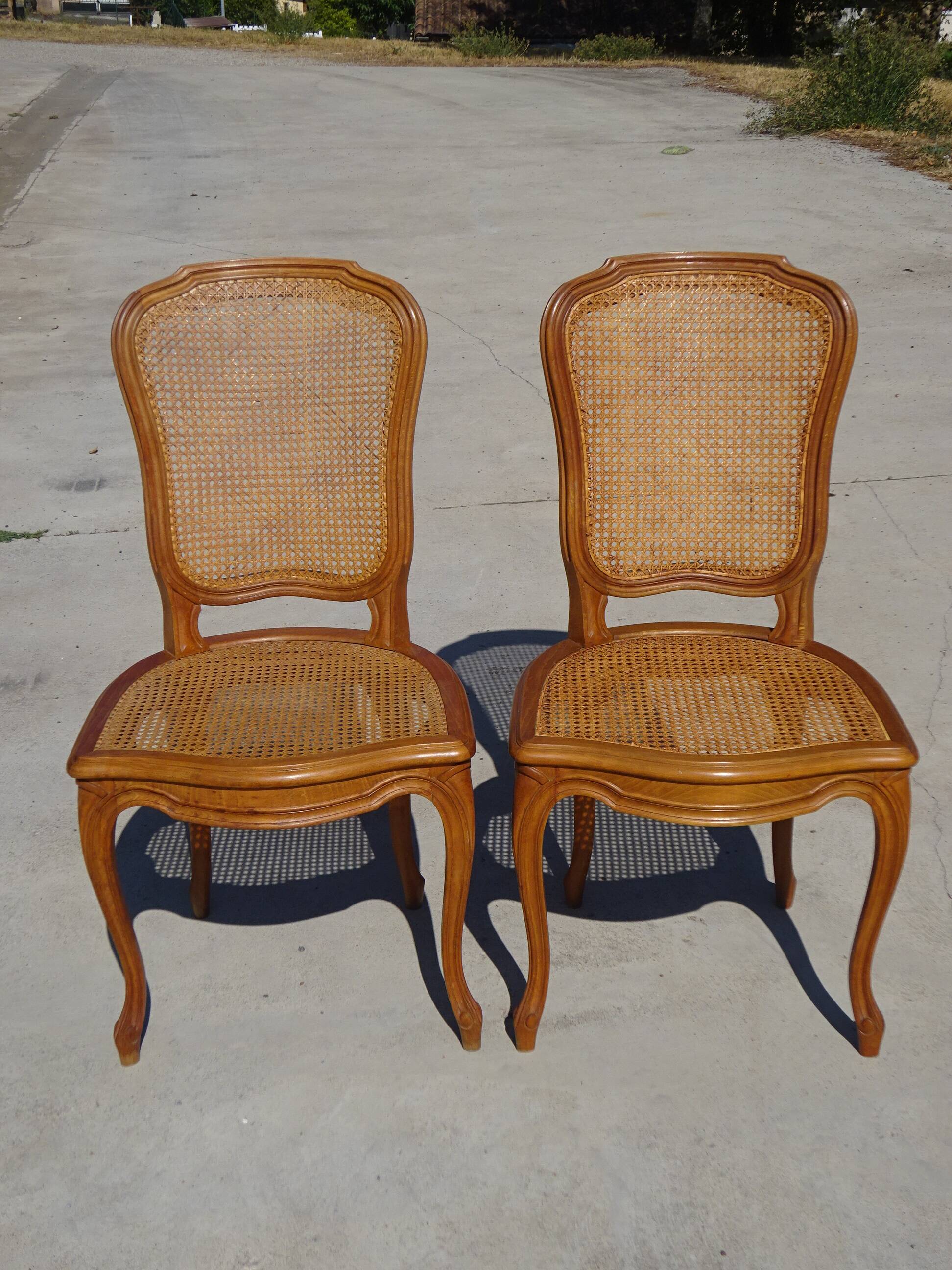 Paire de chaises en bois et cannage style Louis XV