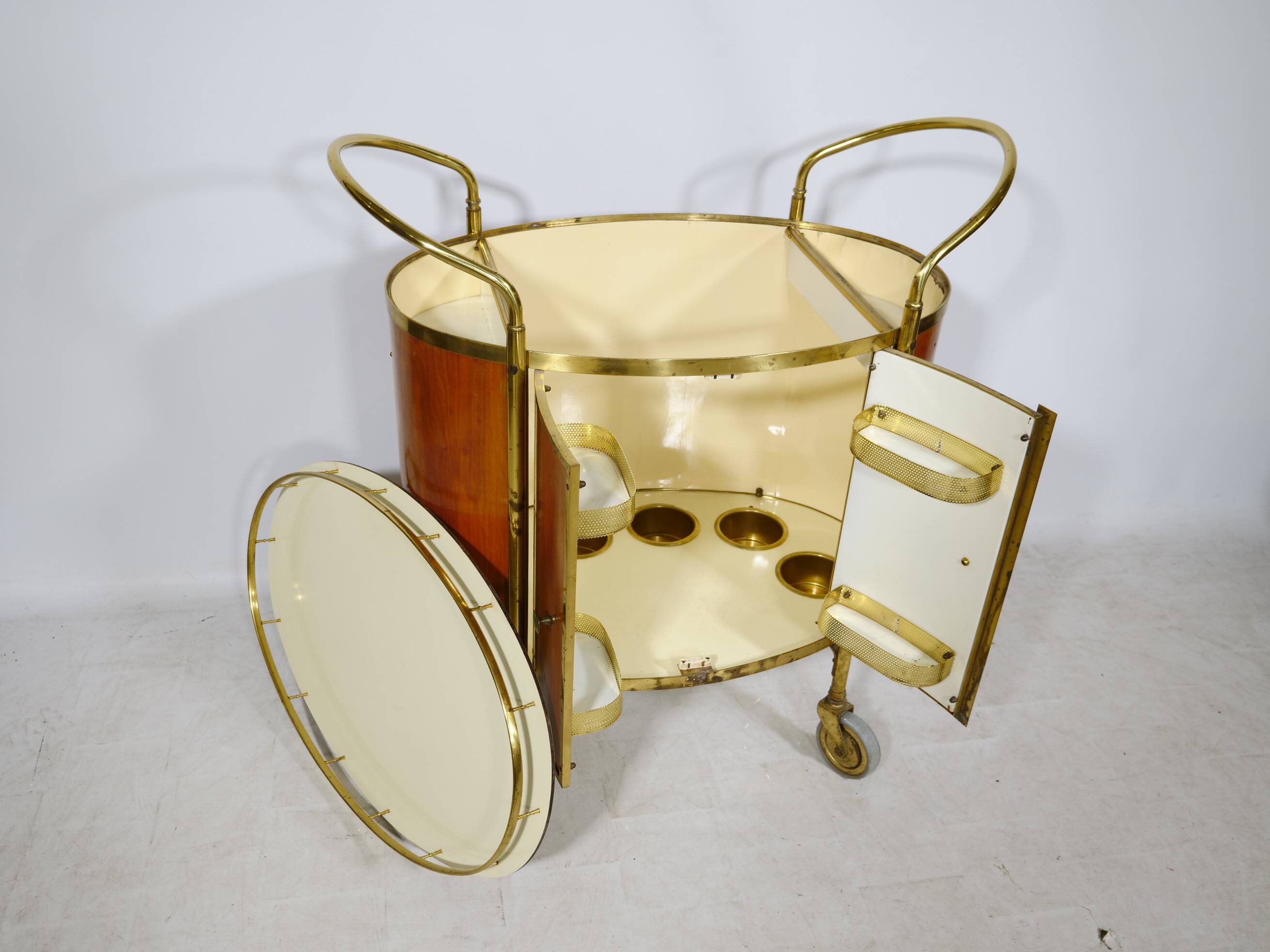 Chariot de bar du milieu du siècle en noyer et laiton, Italie, années 1950.