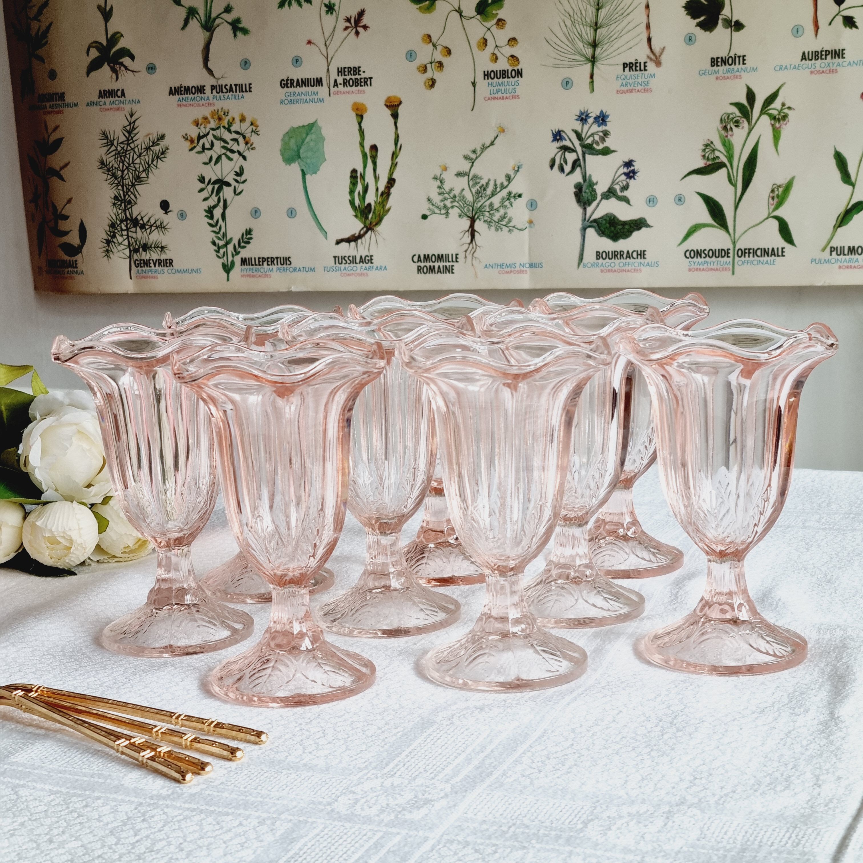 Set of 9 ice cream or fruit cups in pink Fidenza Italy molded glass