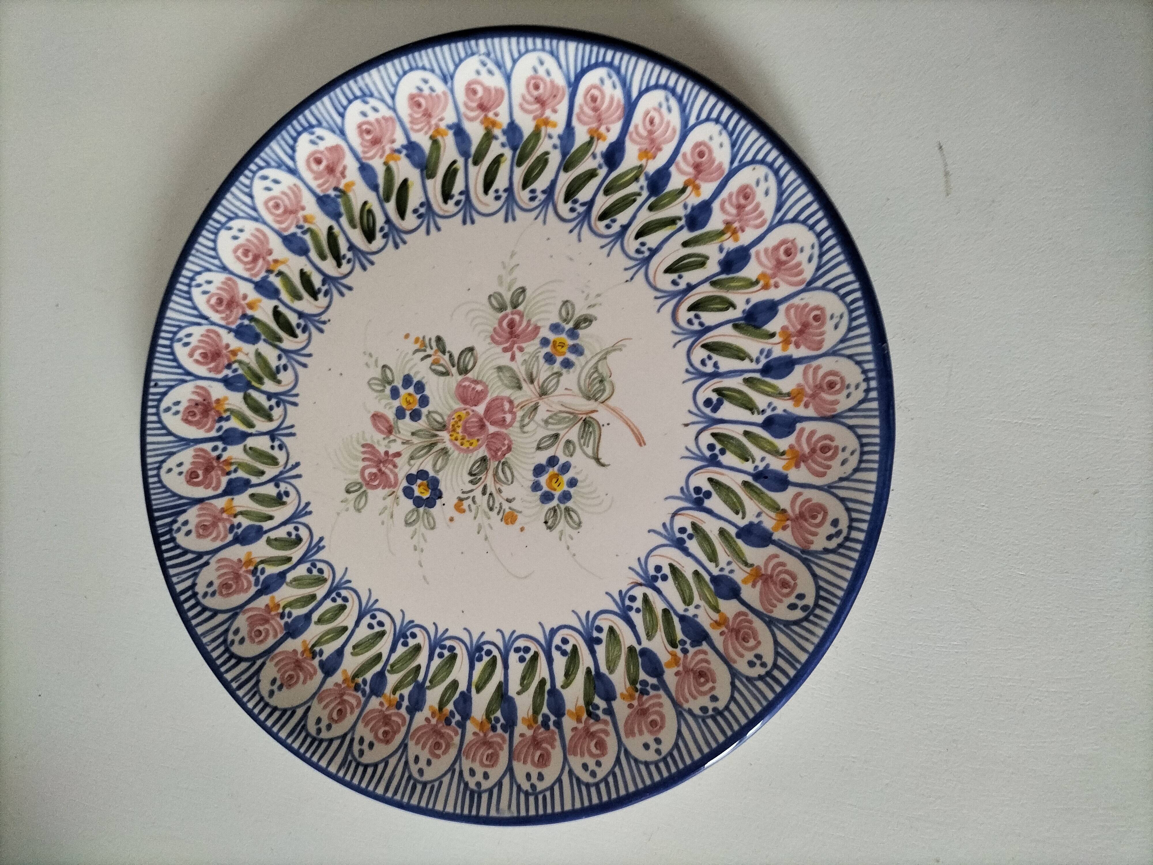Assiette faïence peinte à la main, bouquet fleuri