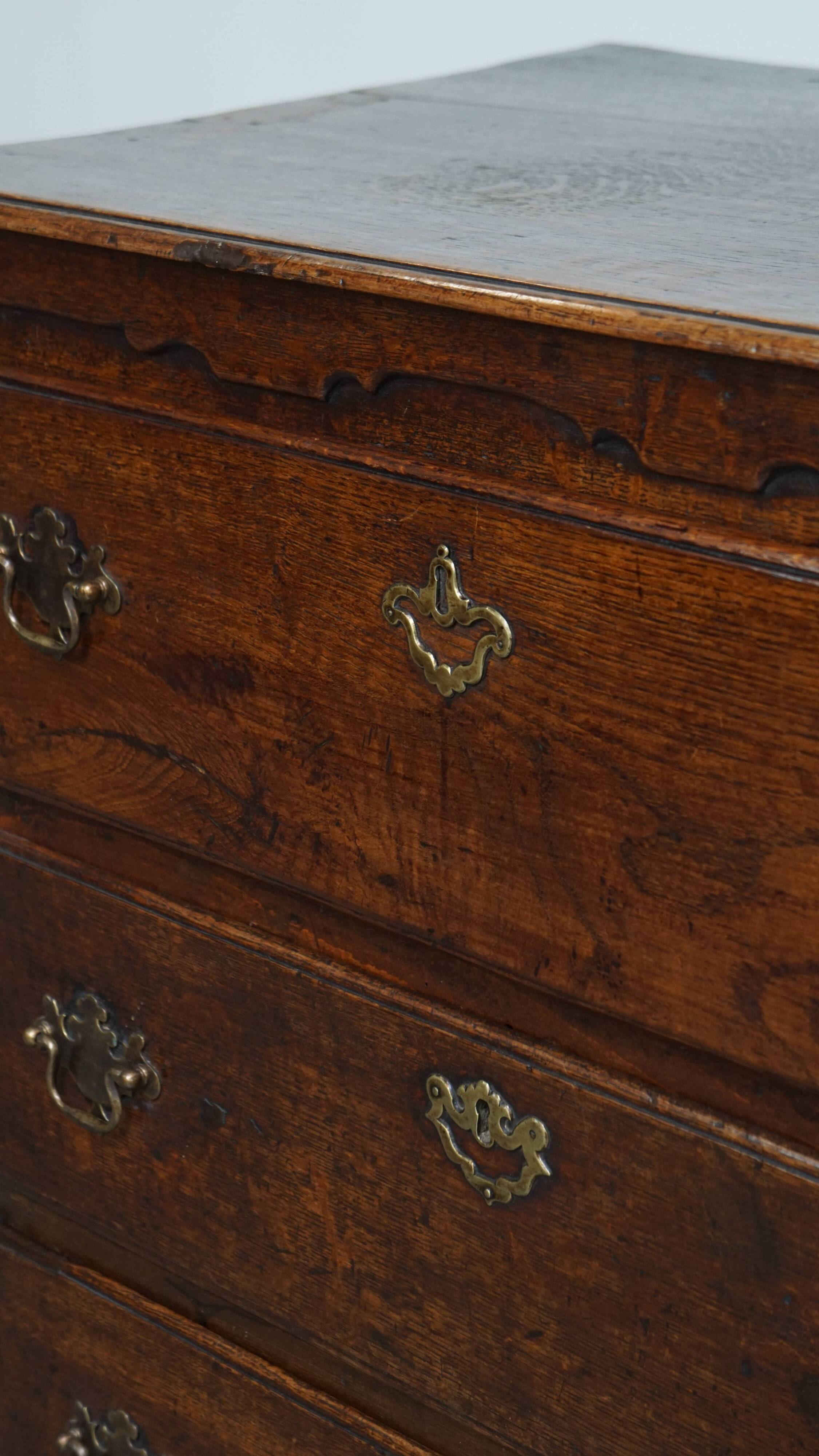 Antique English 18th Century Chest of Drawers with 5 Drawers