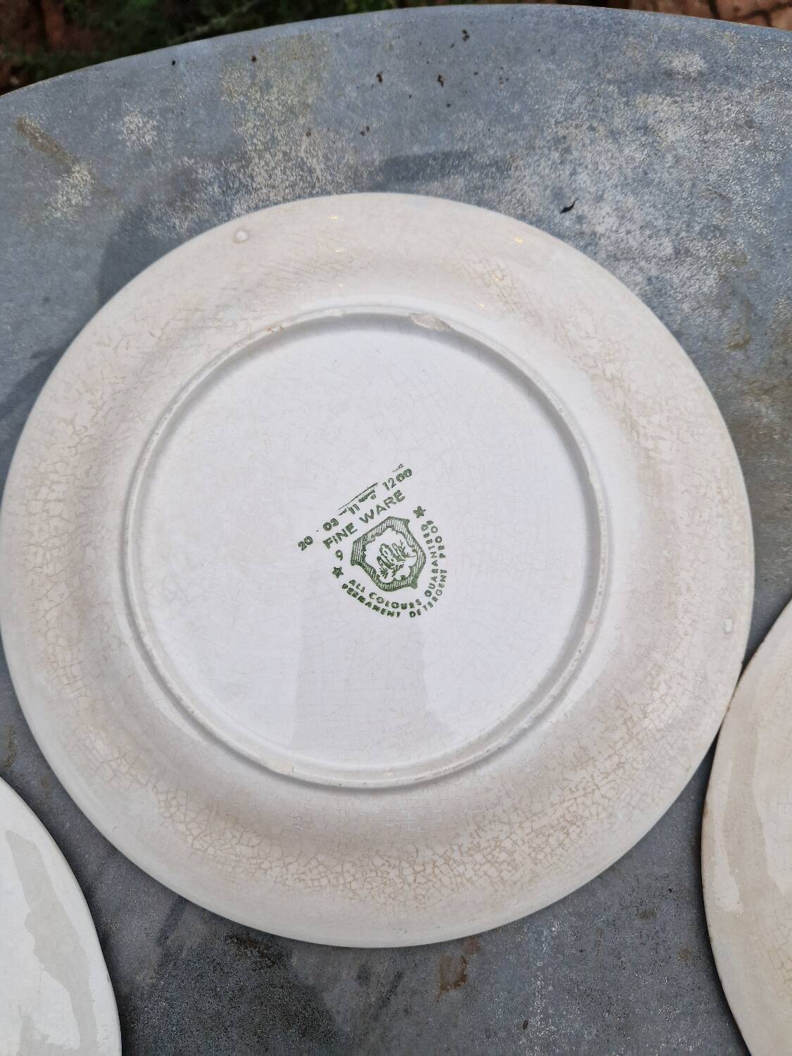 Lot of 8 flat plates in antique English earthenware, fine ware, with patterns.