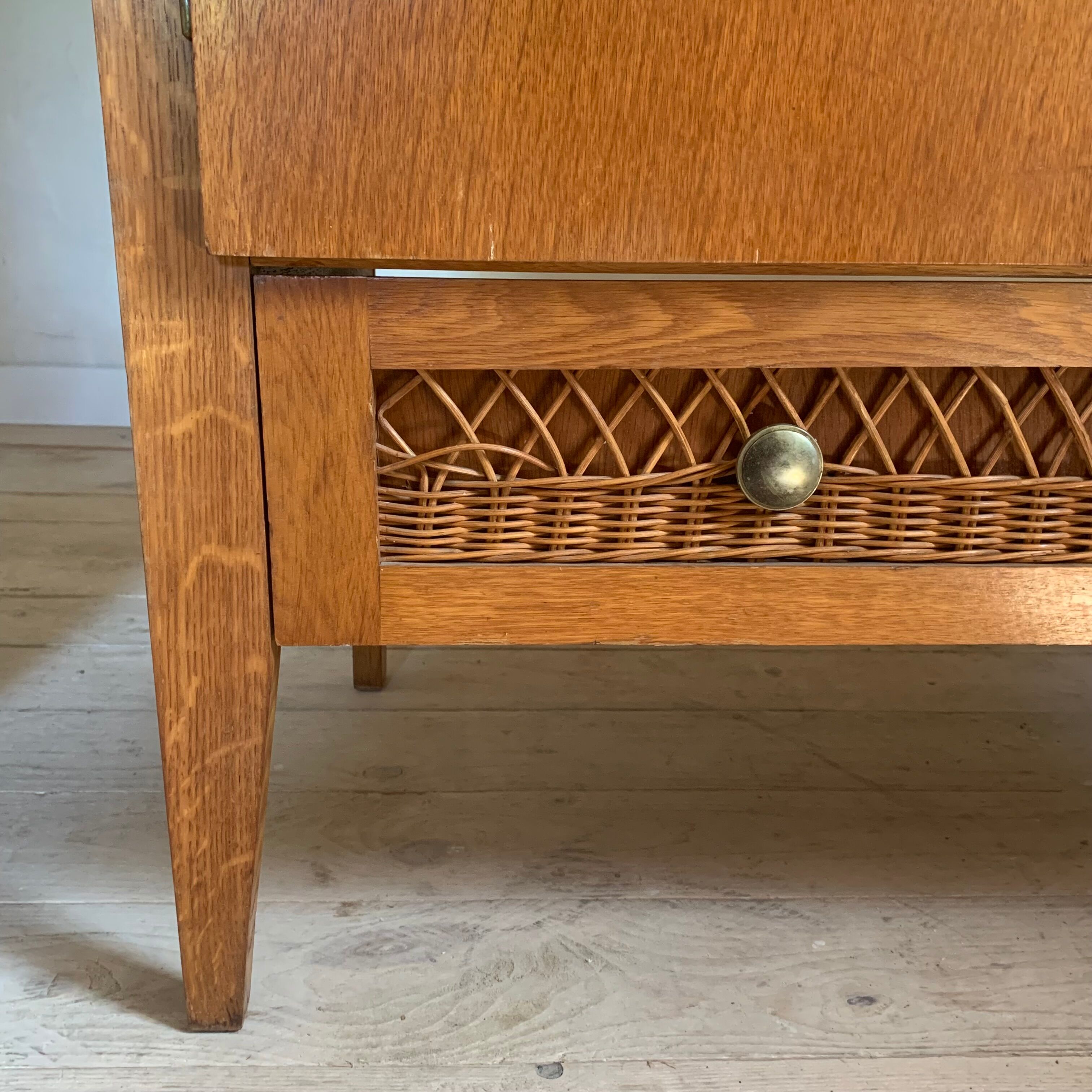 Armoire chêne et rotin vintage