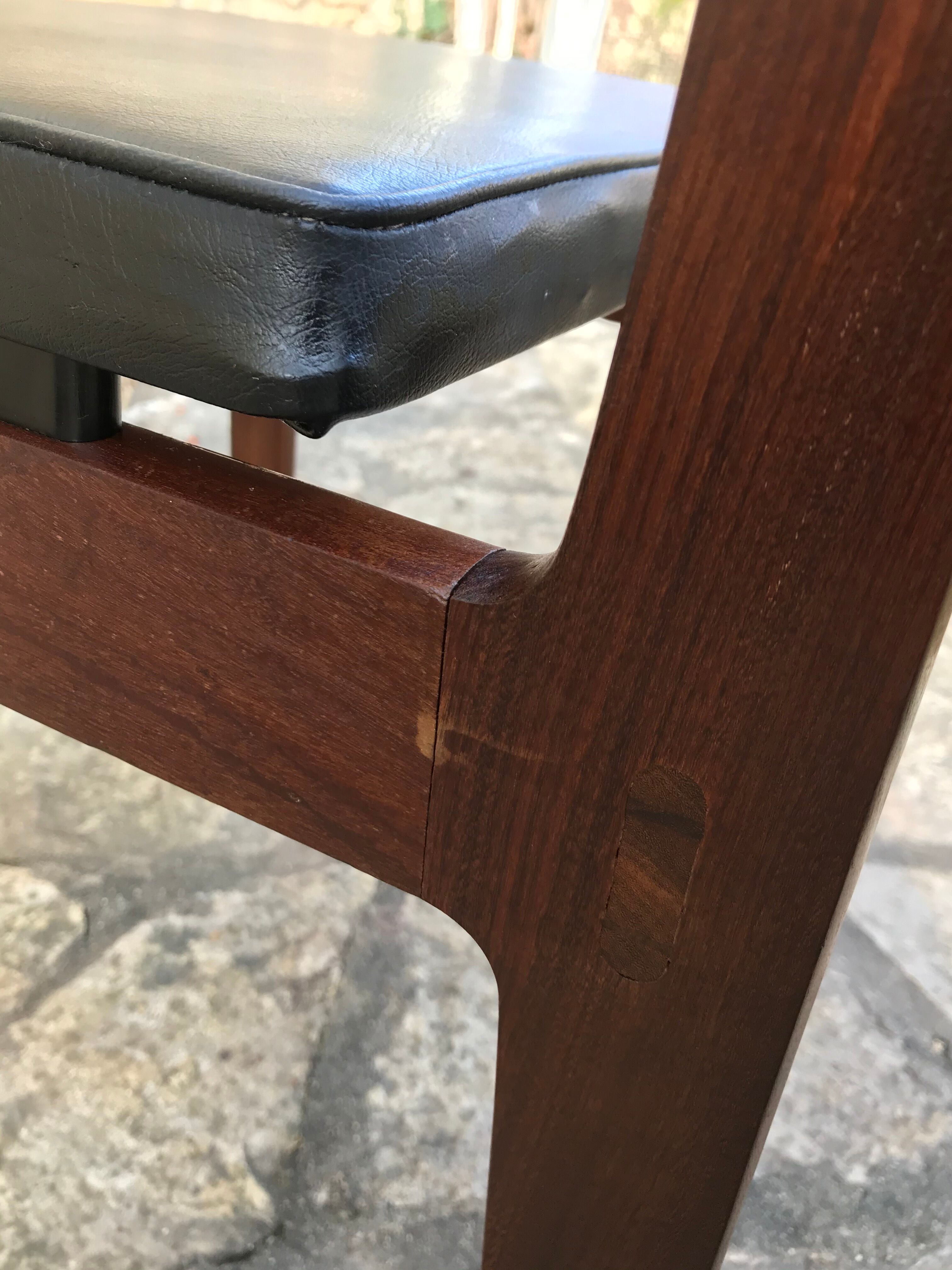 Chaise en bois et skaï